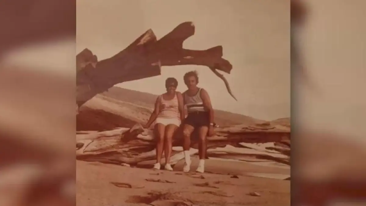 Das Foto zeigt John Gonsalves und seine Frau Angelina in den 80er Jahren im Hawaii-Urlaub.