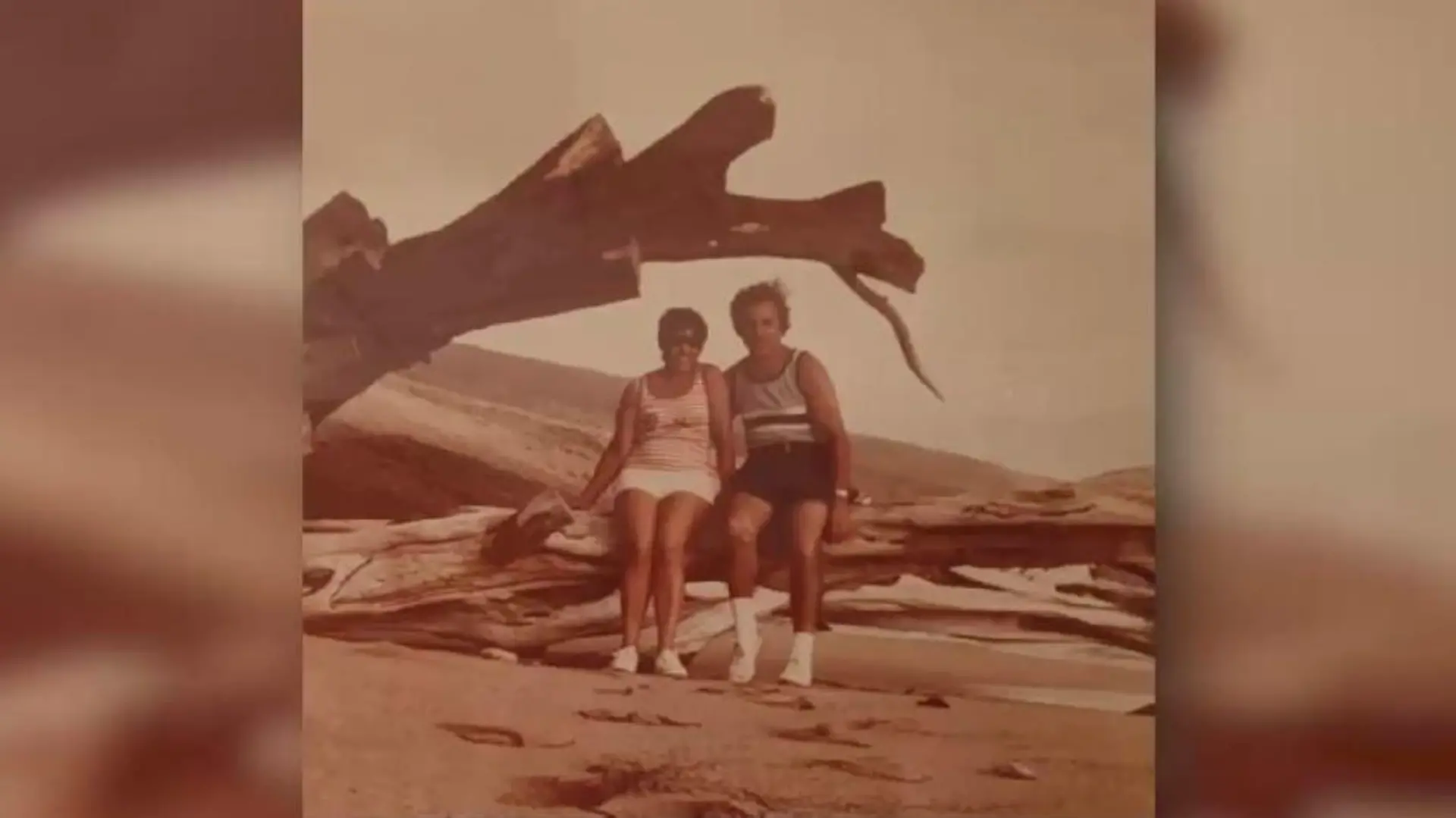 Das Foto zeigt John Gonsalves und seine Frau Angelina in den 80er Jahren im Hawaii-Urlaub.
