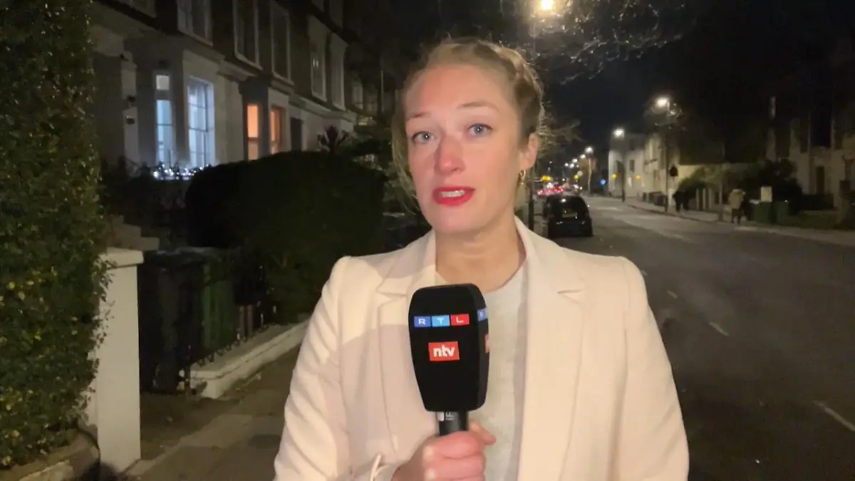 Titel weg! Prinz Andrew tritt als Zivilist vor Gericht Reporterin Katharina Delling: