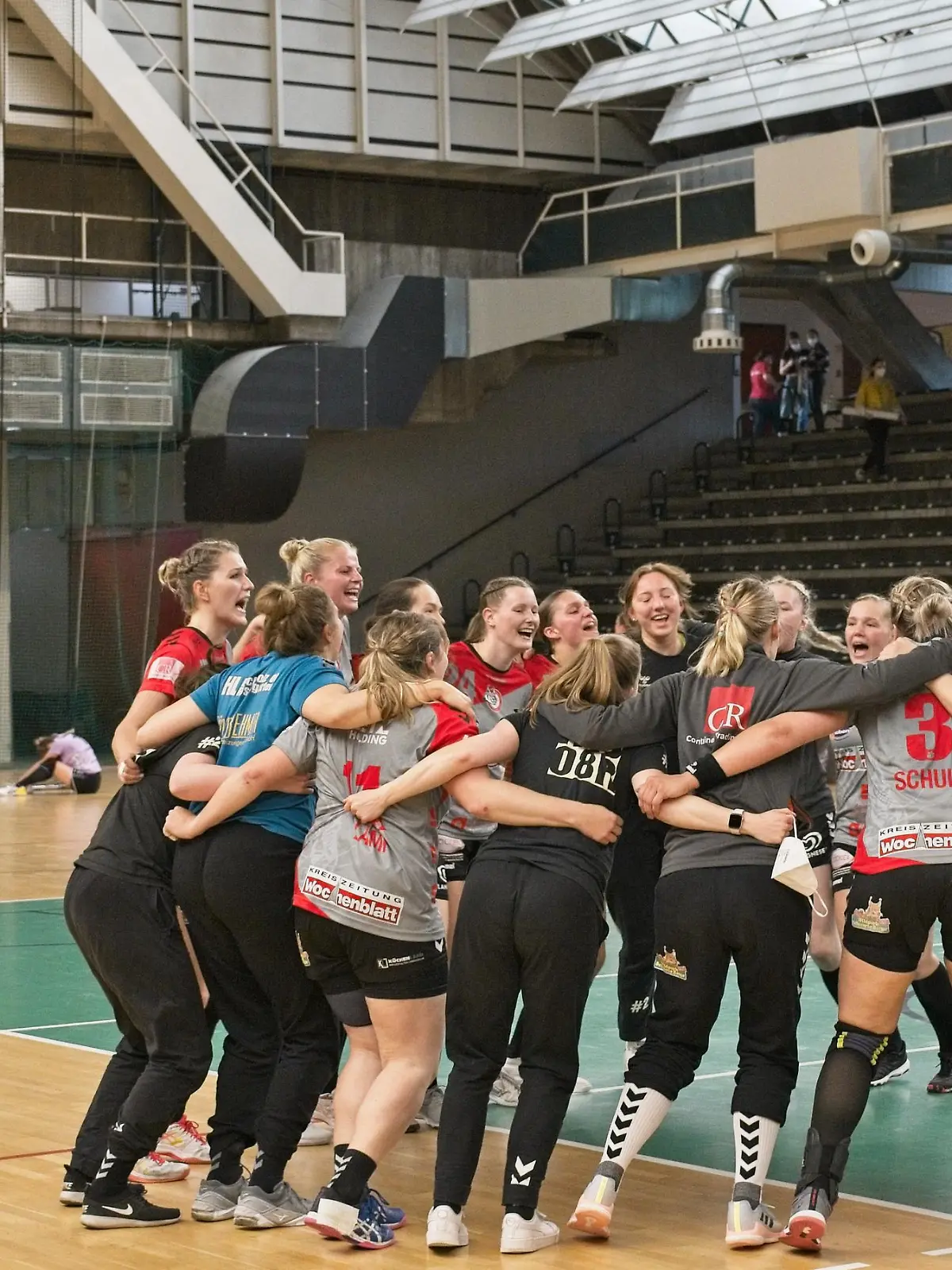 Jubel bei den Luchsen - nach ihrem Sieg, Spreefuexxe vs Luchse Buchholz 08 ?Rosengarten , HBL, 1 BL, Frauen, Relegation Spiel 2, 02.06.21, Foto: Uwe Koch/Eibner-Pressefoto