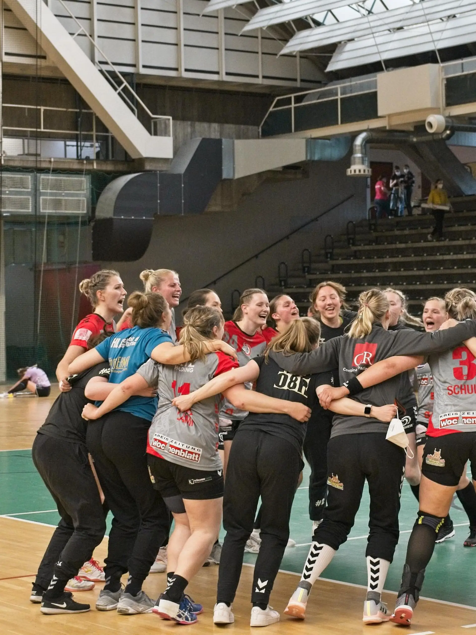 Jubel bei den Luchsen - nach ihrem Sieg, Spreefuexxe vs Luchse Buchholz 08 ?Rosengarten , HBL, 1 BL, Frauen, Relegation Spiel 2, 02.06.21, Foto: Uwe Koch/Eibner-Pressefoto