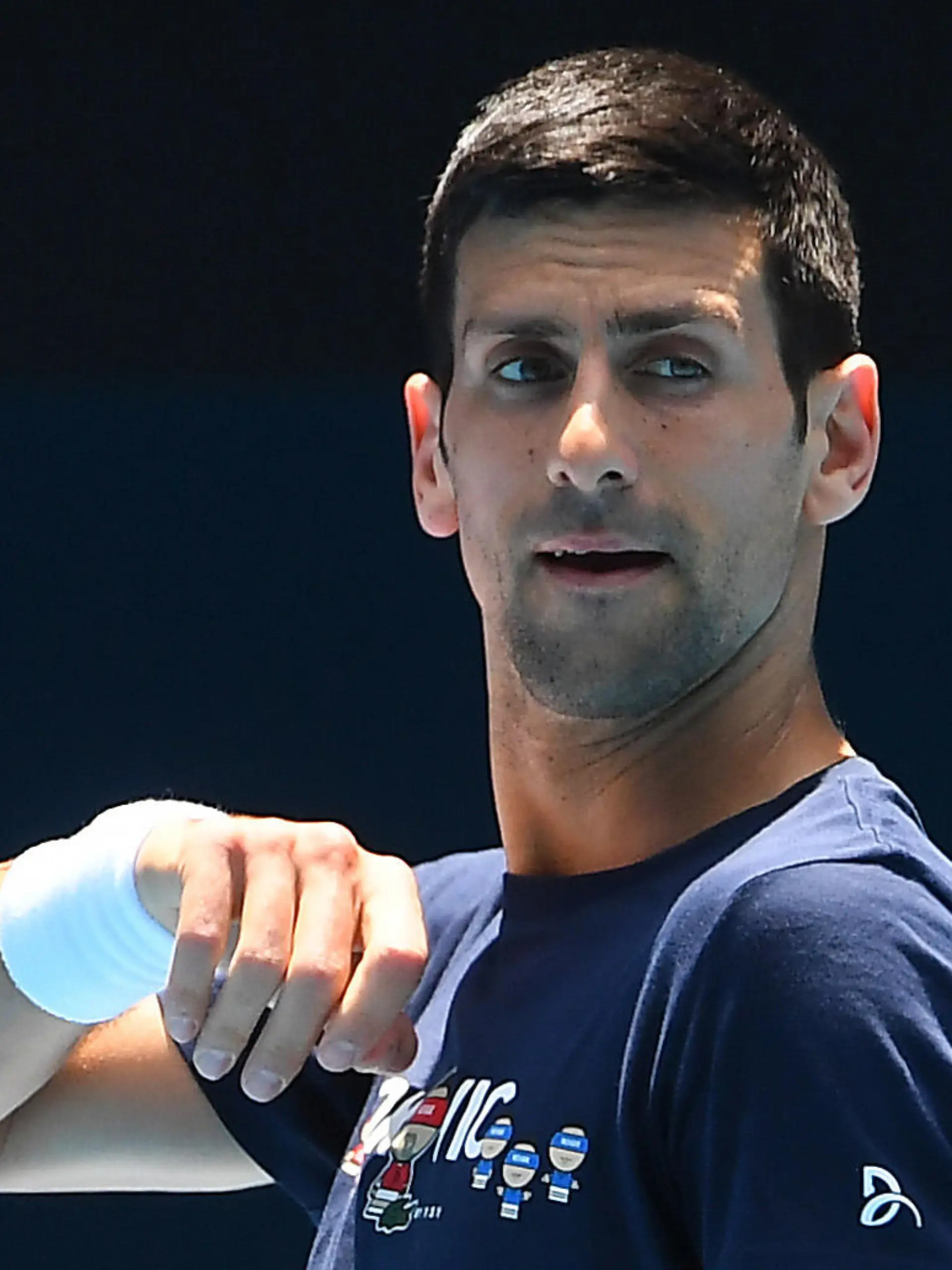 12.01.2022, Australien, Melbourne: Novak Djokovic aus Serbien ist während einer Trainingseinheit im Melbourne Park in Melbourne zu sehen. (Wiederholung mit verändertem Bildausschnitt.) Foto: James Ross/AAP/dpa +++ dpa-Bildfunk +++