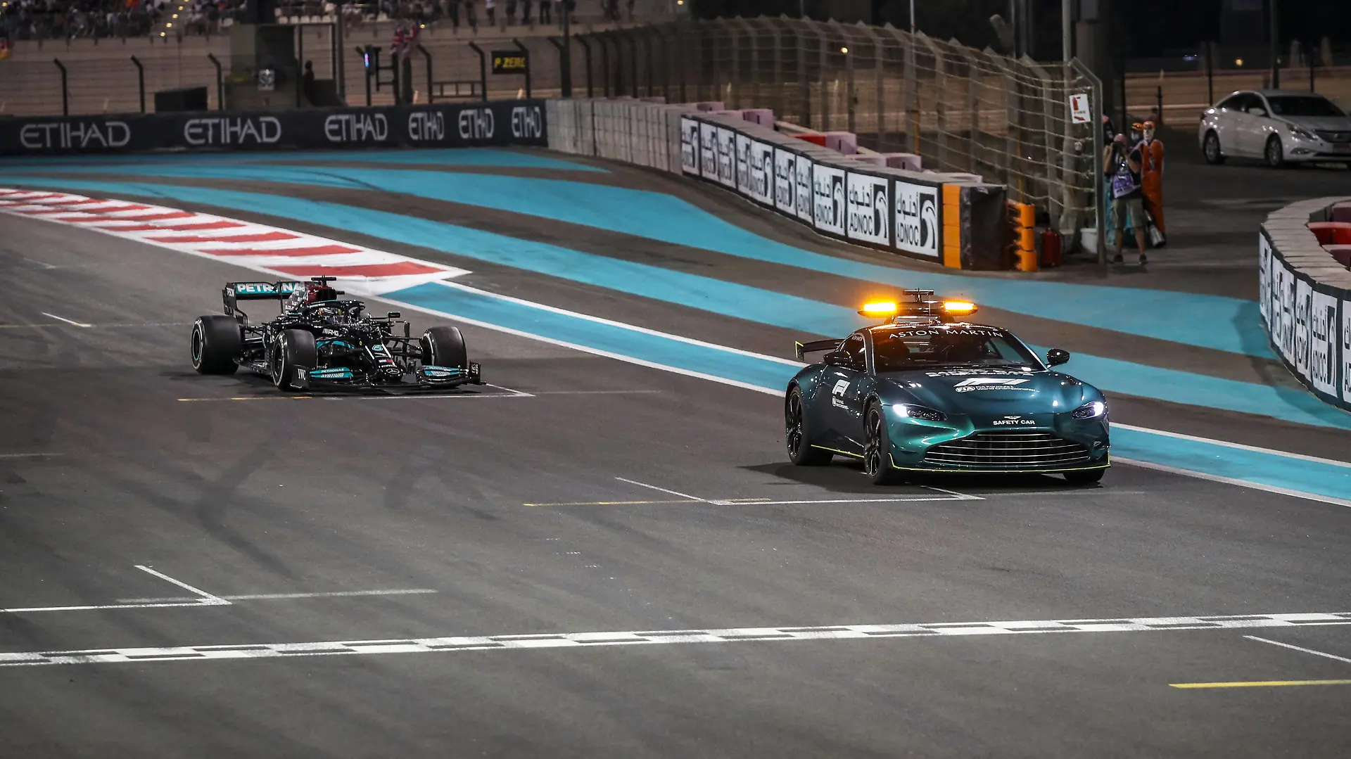 44 HAMILTON Lewis gbr, Mercedes AMG F1 GP W12 E Performance, action, safety car during the Formula 1 Etihad Airways Abu Dhabi Grand Prix 2021, 22th round of the 2021 FIA Formula One World Championship, WM, Weltmeisterschaft from December 10 to 12, 2021 on the Yas Marina Circuit, in Yas Island, Abu Dhabi - F1 - ABU DHABI GRAND PRIX 2021 - RACE DPPI/Panoramic PUBLICATIONxNOTxINxFRAxITAxBEL 20211212_GOODEN_FG0O0123