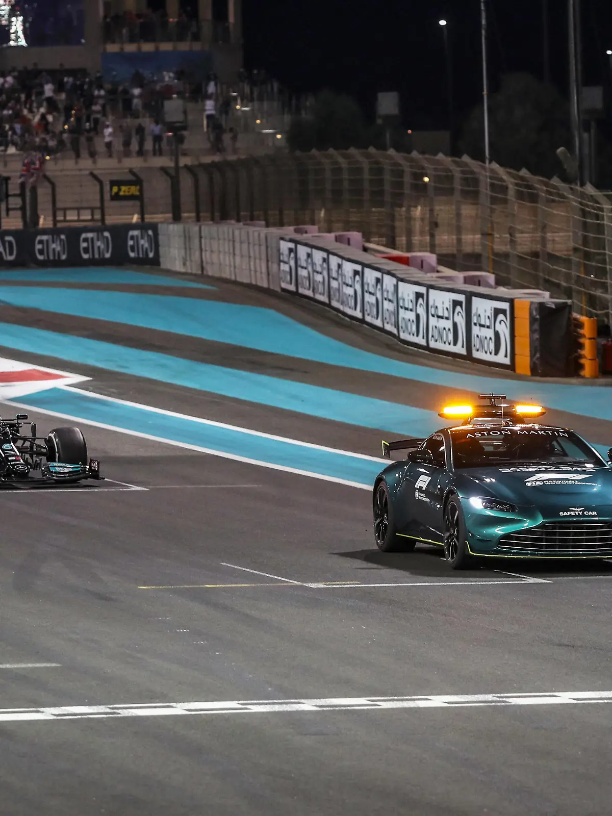  44 HAMILTON Lewis gbr, Mercedes AMG F1 GP W12 E Performance, action, safety car during the Formula 1 Etihad Airways Abu Dhabi Grand Prix 2021, 22th round of the 2021 FIA Formula One World Championship, WM, Weltmeisterschaft from December 10 to 12, 2021 on the Yas Marina Circuit, in Yas Island, Abu Dhabi - F1 - ABU DHABI GRAND PRIX 2021 - RACE DPPI/Panoramic PUBLICATIONxNOTxINxFRAxITAxBEL 20211212_GOODEN_FG0O0123