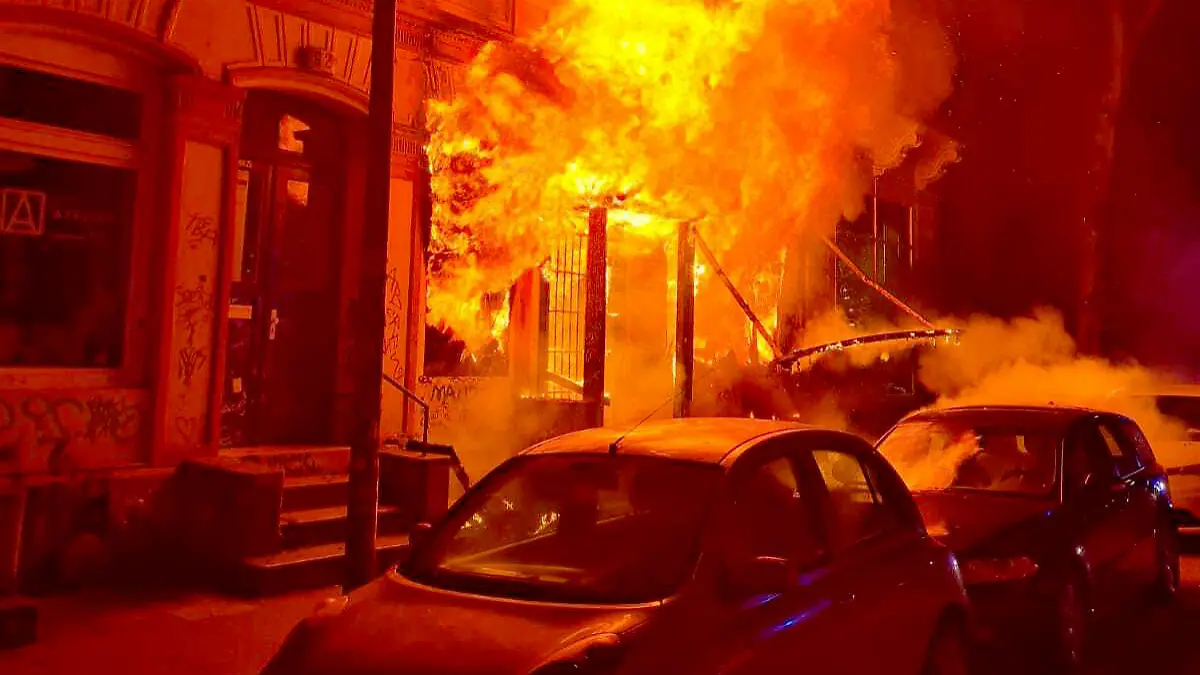 12.01.2022, Hamburg: Flammen schlagen aus einem Haus in St. Pauli. Ein Brand eines Mehrfamilienhauses in Hamburg-St. Pauli hat für einen größeren Einsatz der Feuerwehr gesorgt. Zwei Menschen seien bei dem Brand leicht verletzt worden. Der Feuerwehr zufolge handelt es sich bei dem Wohn- und Geschäftshaus um ein viergeschossiges Gebäude mit einer Bar im Erdgeschoss. (Bestmögliche Qualität) Foto: ---/TNN/dpa +++ dpa-Bildfunk +++