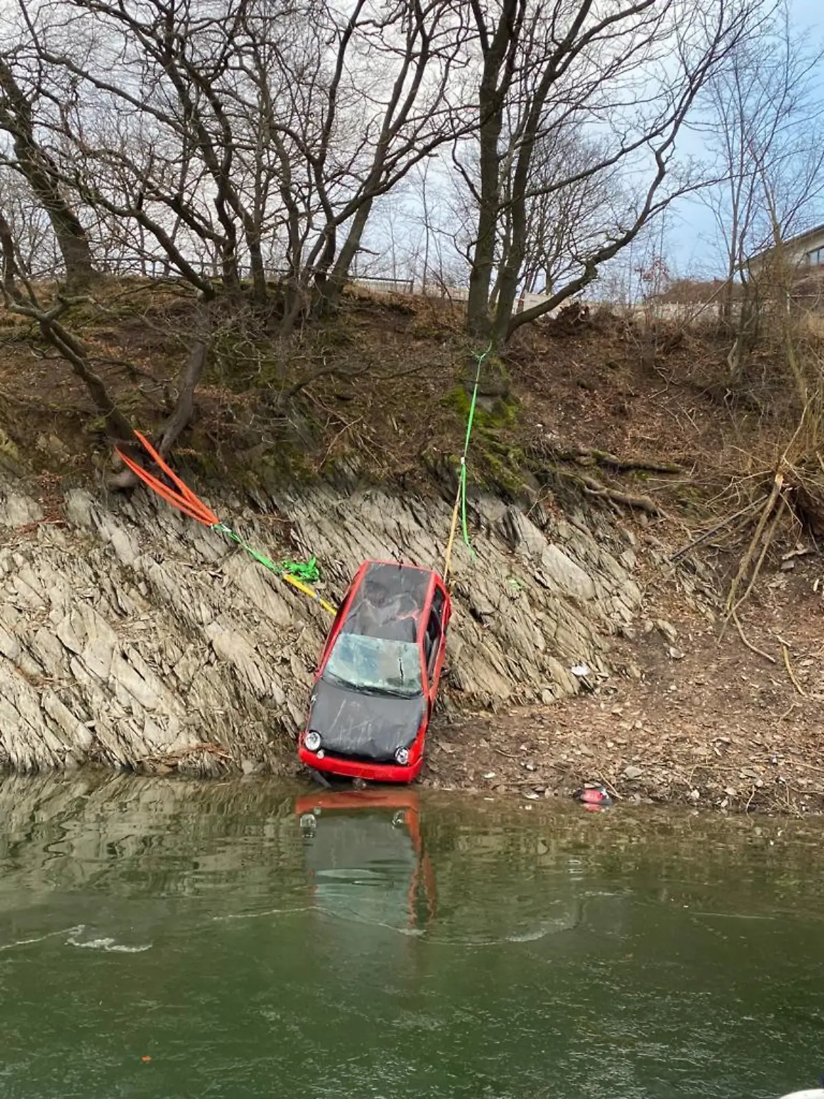 Der Fahrer des Wagens verstarb in seinem Auto, welches beim Eintreffen der Einsatzkräfte bereits vollständig unter Wasser war.