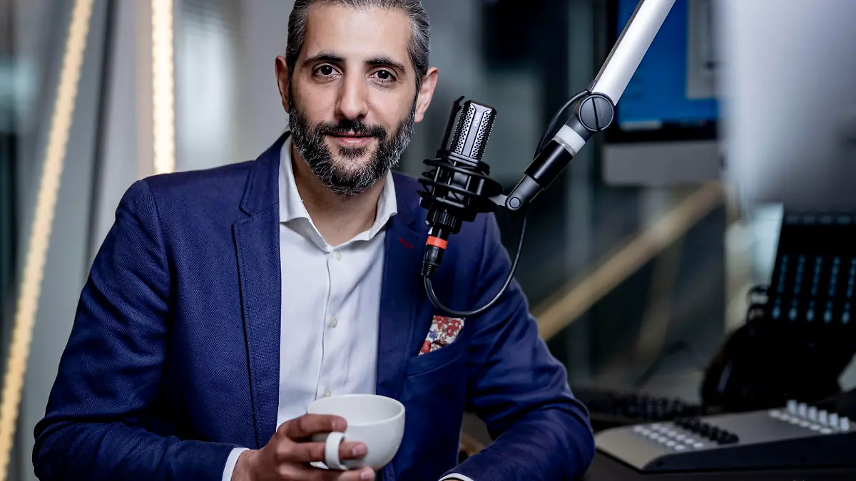 Michel Abdollahi ist der Host von "heute wichtig" - dem neuen Podcast von STERN, RTL und ntv.