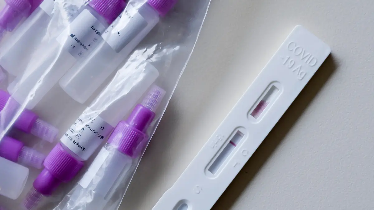 GERMANY, corona virus, fast testing GERMANY, Hamburg, fast testing for visitors in nursing home for old people *** DEUTSCHLAND, Hamburg, Corona Pandemie, Pflegeheim fuer alte Menschen, Schnelltest PoC-Antigen fuer Besucher, Testergebnis: Negativ Hamburg Germany