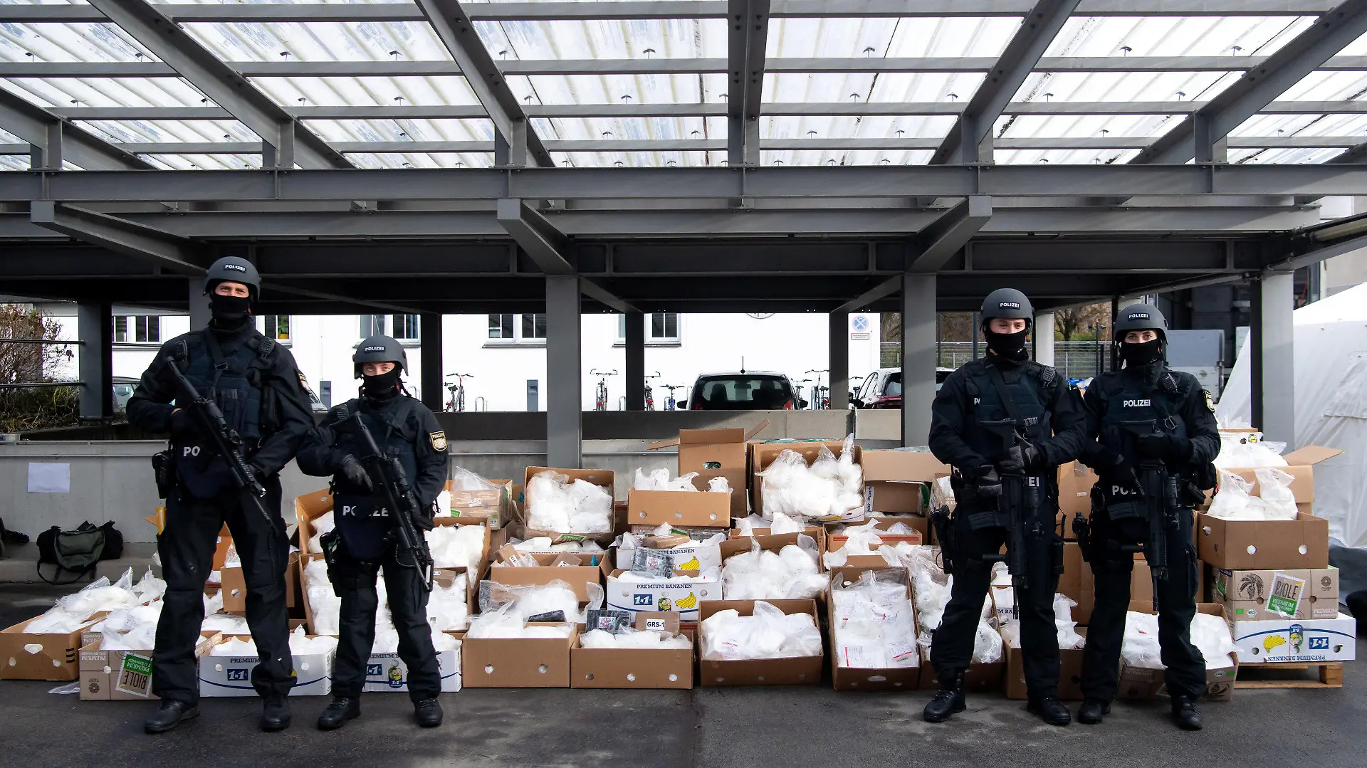 ARCHIV - 14.12.2021, Bayern, ---: Polizisten bewachen Kokain vor dem Transport zu einer Müllverbrennungsanlage. Im Rahmen der Operation «Schneeschmelze» hatte die bayerische Polizei am 14.12.2021 unter strengsten Sicherheitsvorkehrungen das Kokain an einem geheimen Ort in einer Müllverbrennungsanlage in Oberbayern vernichtet. Das Rauschgift höchster Reinheit stammt aus verschiedenen Sicherstellungen der vergangenen Jahre. Es ist die größte Vernichtungsaktion von Drogen in der Geschichte der bayerischen Polizei. (zu dpa: «Kampf gegen Kokainschmuggel: Funde und Prozesse im XXL-Format») Foto: Sven Hoppe/dpa +++ dpa-Bildfunk +++