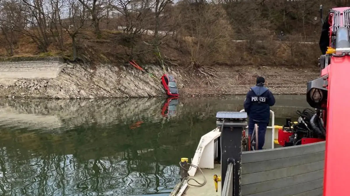 Der Fahrer des Wagens verstarb in seinem Auto, welches beim Eintreffen der Einsatzkräfte bereits vollständig unter Wasser war.