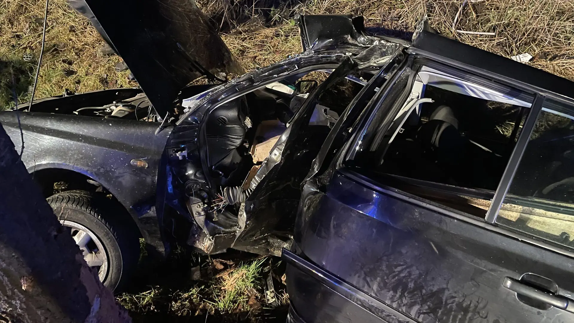 Eine 25 Jahre alte Frau ist mit dem Auto gegen einen Baum geprallt und gestorben.