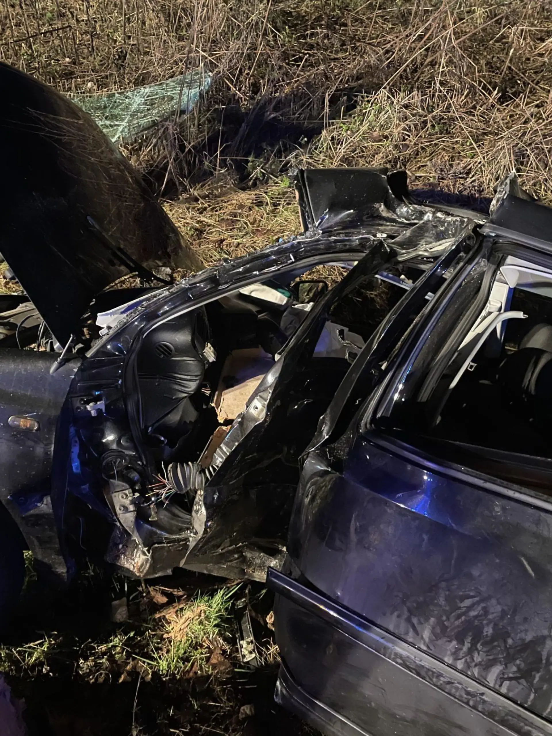 Eine 25 Jahre alte Frau ist mit dem Auto gegen einen Baum geprallt und gestorben.