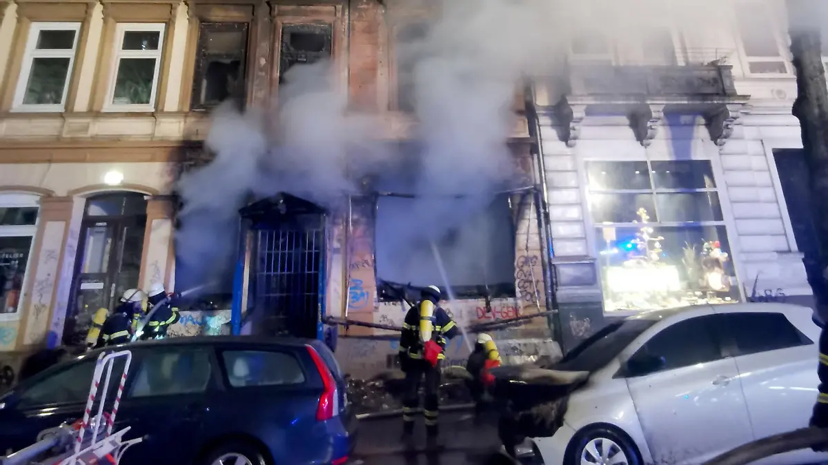 12.01.2022, Hamburg: Rauch dringt aus einem Haus in St. Pauli. Ein Brand eines Mehrfamilienhauses in Hamburg-St. Pauli hat für einen größeren Einsatz der Feuerwehr gesorgt. Zwei Menschen seien bei dem Brand leicht verletzt worden. Der Feuerwehr zufolge handelt es sich bei dem Wohn- und Geschäftshaus um ein viergeschossiges Gebäude mit einer Bar im Erdgeschoss. (Bestmögliche Qualität) Foto: ---/TNN/dpa +++ dpa-Bildfunk +++