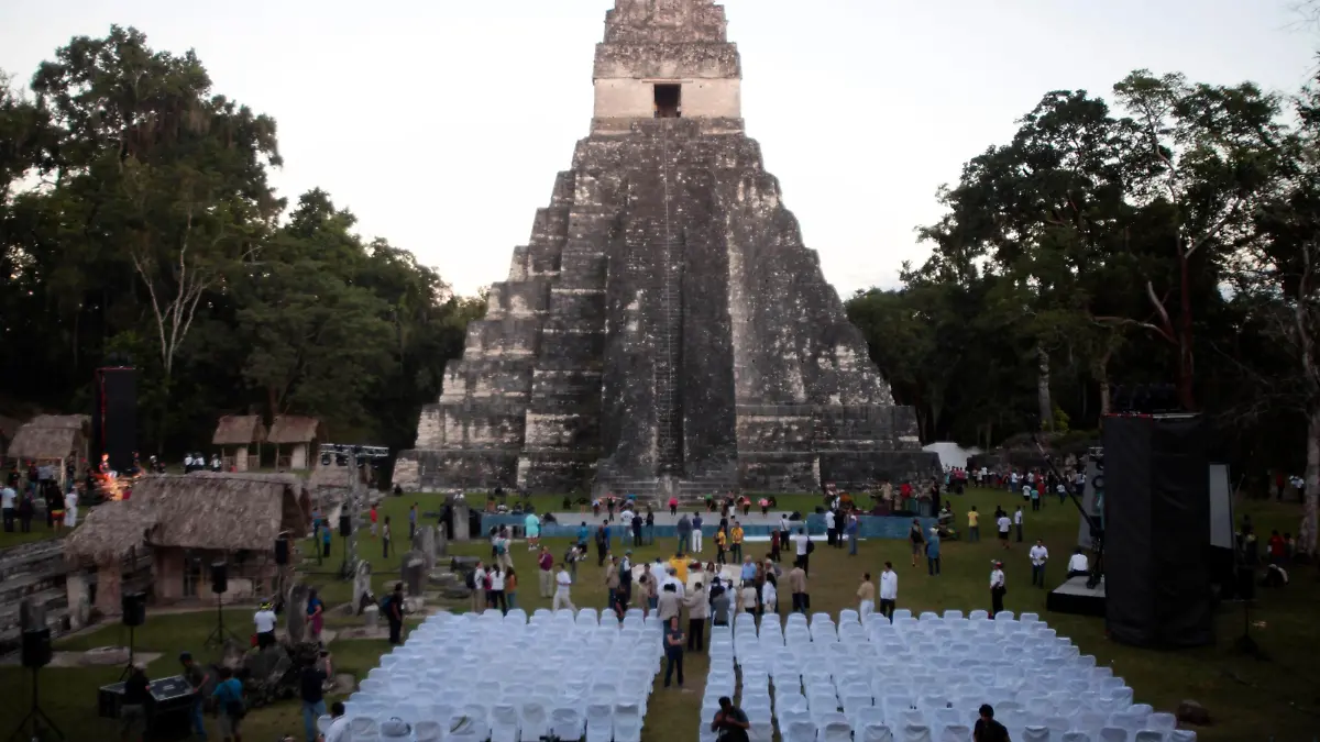 A general view of the Grand Jaguar pyramid a day before the Oxlajuj Baktun celebration at the Tikal Mayan ruins in Peten December 20, 2012. This week, at sunrise on Friday, December 21, an era closes in the Maya Long Count calendar, an event that has been likened by different groups to the end of days, the start of a new, more spiritual age or a good reason to hang out at old Maya temples across Mexico and Central America. REUTERS/William Gularte (GUATEMALA - Tags: SOCIETY ANNIVERSARY RELIGION TRAVEL)