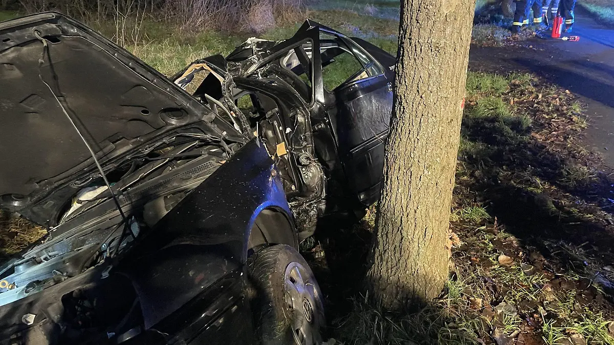 Bei dem Unfall sei die Frau in dem Wagen eingeklemmt worden und habe befreit werden müssen.