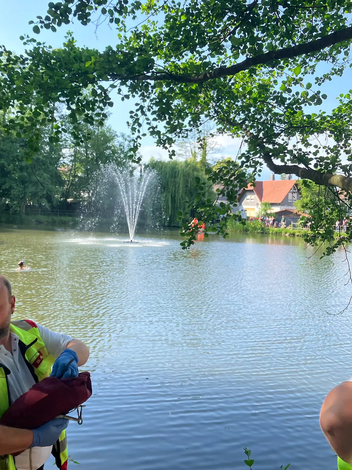 Einsatz der Feuerwehr: Ein Junge steht auf dem Stein im Wasser, welches ihm bis zum Hals steht