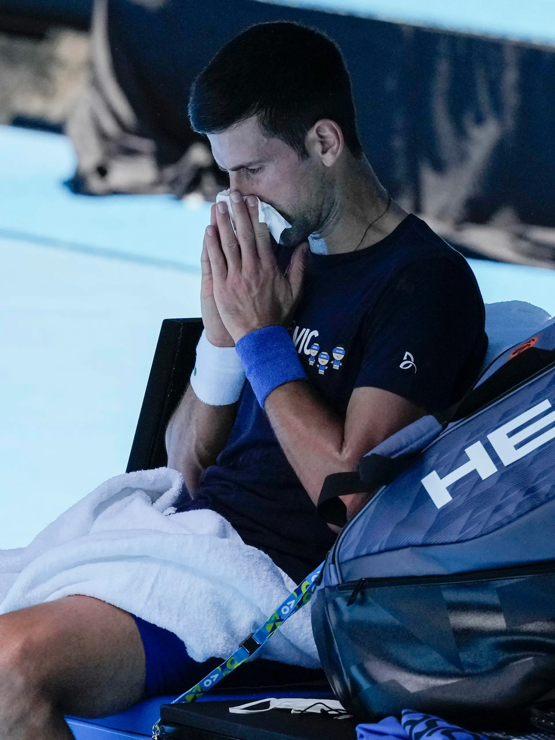 12.01.2022, Australien, Melbourne: Der serbische Titelverteidiger bei den Herren, Novak Djokovic, ruht sich während einer Trainingseinheit in der Rod Laver Arena vor den Australian Open in Melbourne, Australien, aus. Foto: Mark Baker/AP/dpa +++ dpa-Bildfunk +++