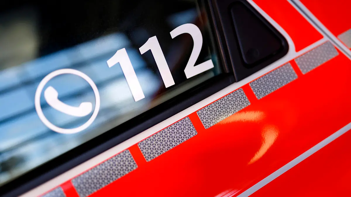 Rufnummer 112 auf einem Feuerwehrauto bei der Präsentation des neuen Logos der Feuerwehr Köln in der Feuerwache an der Gummersbacher Straße. Themenbild, Symbolbild Köln, 28.10.2020 *** Call 112 on a fire engine during the presentation of the new logo of the Cologne Fire Department in the fire station at Gummersbacher Straße Theme picture, symbol picture Cologne, 28 10 2020 Foto:xC.xHardtx/xFuturexImage