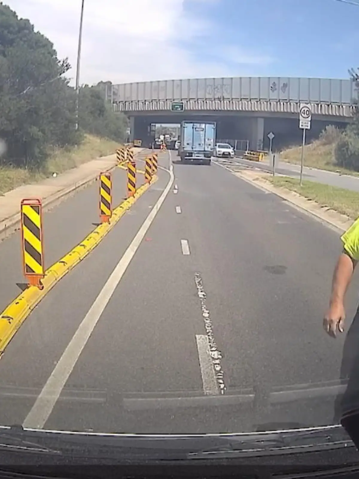 Er wollte in den Verkehr einfädeln, doch dieser Autofahrer ließ ihn nicht rüber – und dann eskalierte die Situation. Bei seinem Versuch die Spur zu wechseln, zieht der Trucker nach rechts und kommt damit einem anderen Wagen anscheinend zu nah – denn der Autofahrer steigt aus und beschwert sich lautstark. Dann rollt der Truck plötzlich nach vorne – und quetscht den Autofahrer zwischen den beiden Fahrzeugen ein.
