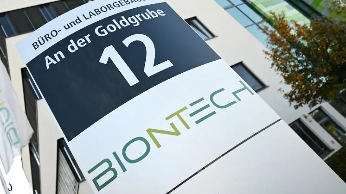Das Logo von «BioNTech» ist vor der Zentrale zu sehen