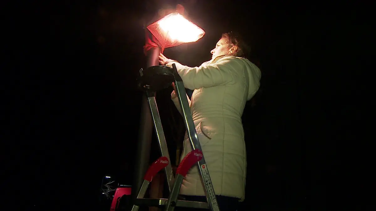 Anwohner hüllten Laternen in orangene Müllsäcken, um das Licht abzudunkeln.