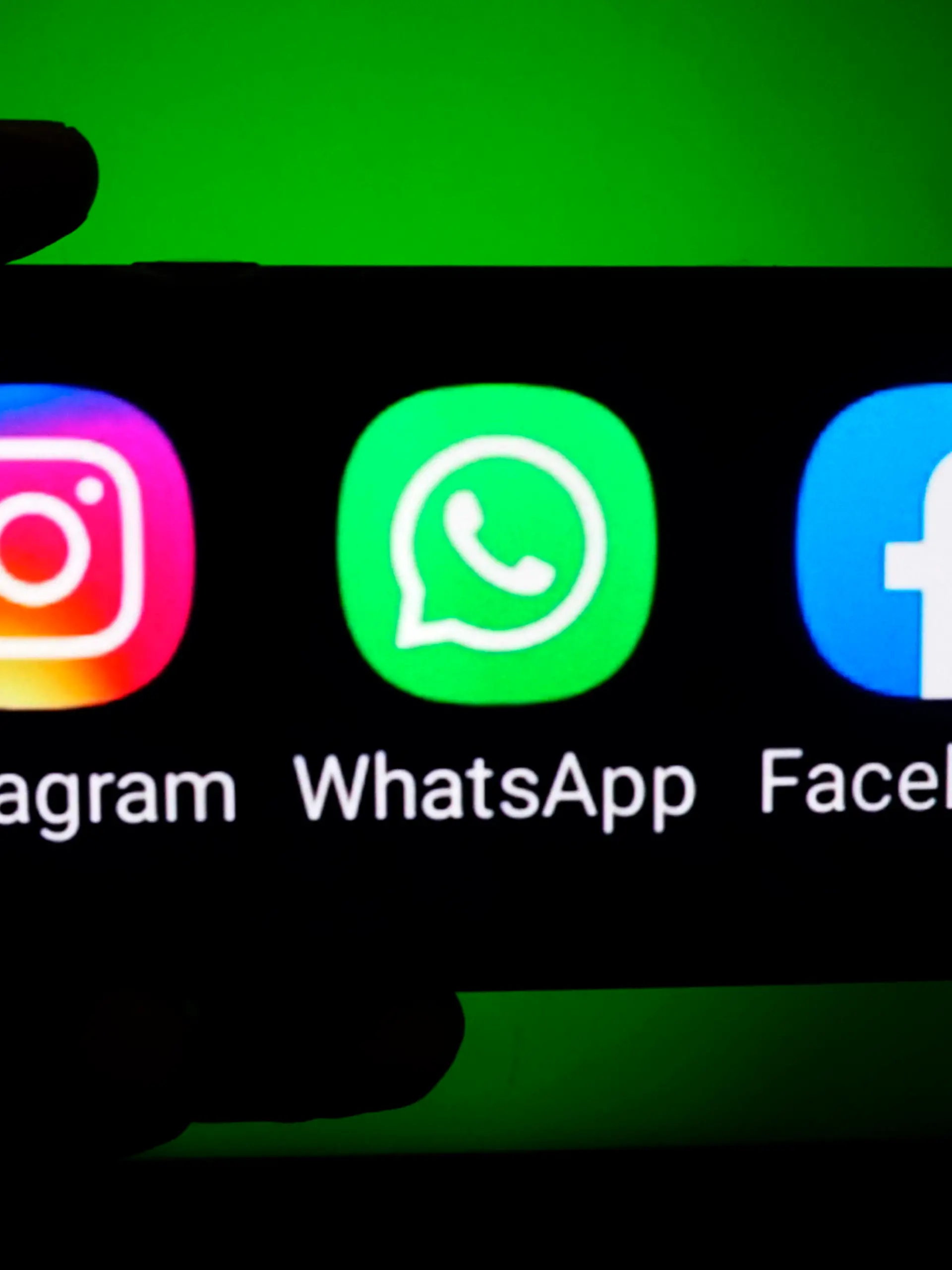 After almost seven hours off the air, Facebook, WhatsApp and Instagram are back up and running this Monday 4. The information was confirmed by the company itself. The fall of Facebook services on Monday, 4, including WhatsApp, Instagram and the social network itself, had an impact on many companies, which depend on the services to communicate with customers and suppliers. crisxfaga PUBLICATIONxNOTxINxUSAxUKxBRAxITA 