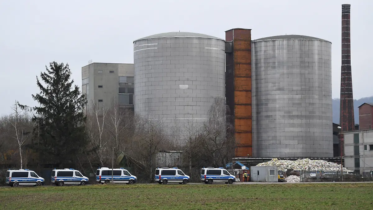 12.01.2022, Niedersachsen, Northeim: Einsatzfahrzeuge der Polizei stehen vor der ehemaligen Zuckerrübenfabrik. Zwei bewaffnete Männer sind nach einem Überfall in Höckelheim auf eine Sparkasse flüchtig. Foto: Swen Pförtner/dpa +++ dpa-Bildfunk +++