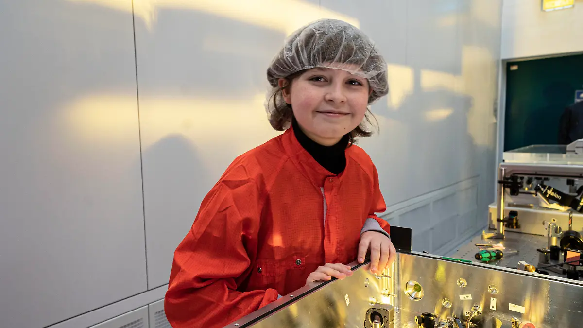 HANDOUT - 24.11.2021, Bayern, Garching: Laurent Simon betrachtet bei seinem Praktikum bei der Max-Planck-Gesellschaft ein Lasersystem im Laboratory for Extreme Photonics der Ludwig Maximilians Universität. Damit werden Femtosekunden-Laserpulse generiert, die später zur molekularen Spektrometrie eingesetzt werden sollen. «Wunderknabe» Laurent (12) hat ein Schnupperstudium in München absolviert und will nun gerne sein Physikstudium dort fortsetzen.
. (zu dpa "Belgisch-niederländischer «Wunderknabe» will in München studieren") Foto: Thorsten Naeser/Max-Planck-Gesellschaft/dpa - ACHTUNG: Nur zur redaktionellen Verwendung im Zusammenhang mit der aktuellen Berichterstattung und nur mit vollständiger Nennung des vorstehenden Credits +++ dpa-Bildfunk +++