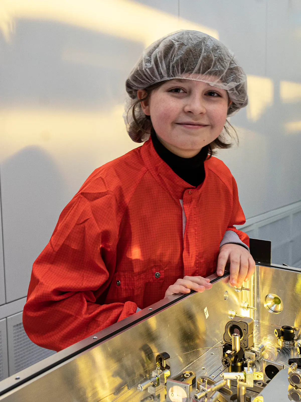HANDOUT - 24.11.2021, Bayern, Garching: Laurent Simon betrachtet bei seinem Praktikum bei der Max-Planck-Gesellschaft ein Lasersystem im Laboratory for Extreme Photonics der Ludwig Maximilians Universität. Damit werden Femtosekunden-Laserpulse generiert, die später zur molekularen Spektrometrie eingesetzt werden sollen.  «Wunderknabe» Laurent (12) hat ein Schnupperstudium in München absolviert und will nun gerne sein Physikstudium dort fortsetzen.  


. (zu dpa "Belgisch-niederländischer «Wunderknabe» will in München studieren") Foto: Thorsten Naeser/Max-Planck-Gesellschaft/dpa - ACHTUNG: Nur zur redaktionellen Verwendung im Zusammenhang mit der aktuellen Berichterstattung und nur mit vollständiger Nennung des vorstehenden Credits +++ dpa-Bildfunk +++