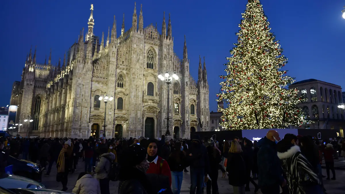 ARCHIV - 11.12.2021, Italien, Mailand: Blick auf den Domplatz mit dem Weihnachtsbaum und im Hintergrund der Mailänder Dom. Im Fall der sexuellen Übergriffe in der Silvesternacht in der norditalienischen Metropole Mailand ermittelt die Polizei gegen 18 Verdächtige. Es handle sich um italienische Staatsbürger, sagte ein Polizeisprecher der Deutschen Presse-Agentur am 12.01.2022 auf Nachfrage. Die Männer stehen im Verdacht, Frauen am Platz vor dem berühmten Mailänder Dom in der Nacht zum 1. Januar sexuell belästigt und genötigt zu haben. (zu dpa "Silvesternacht in Mailand: 18 Personen wegen Übergriffen verdächtig") Foto: Ervin Shulku/ZUMA Press Wire/dpa +++ dpa-Bildfunk +++