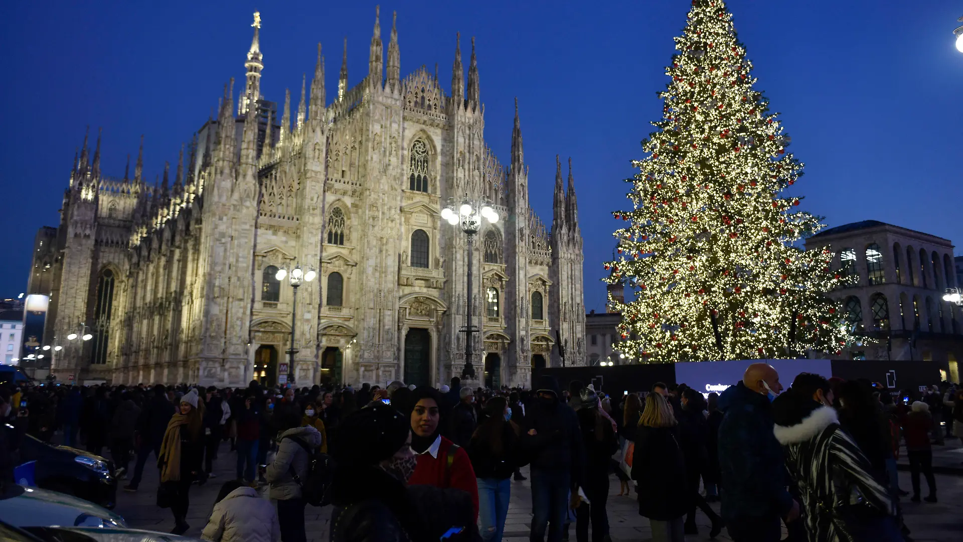 ARCHIV - 11.12.2021, Italien, Mailand: Blick auf den Domplatz mit dem Weihnachtsbaum und im Hintergrund der Mailänder Dom. Im Fall der sexuellen Übergriffe in der Silvesternacht in der norditalienischen Metropole Mailand ermittelt die Polizei gegen 18 Verdächtige. Es handle sich um italienische Staatsbürger, sagte ein Polizeisprecher der Deutschen Presse-Agentur am 12.01.2022 auf Nachfrage. Die Männer stehen im Verdacht, Frauen am Platz vor dem berühmten Mailänder Dom in der Nacht zum 1. Januar sexuell belästigt und genötigt zu haben. (zu dpa "Silvesternacht in Mailand: 18 Personen wegen Übergriffen verdächtig") Foto: Ervin Shulku/ZUMA Press Wire/dpa +++ dpa-Bildfunk +++