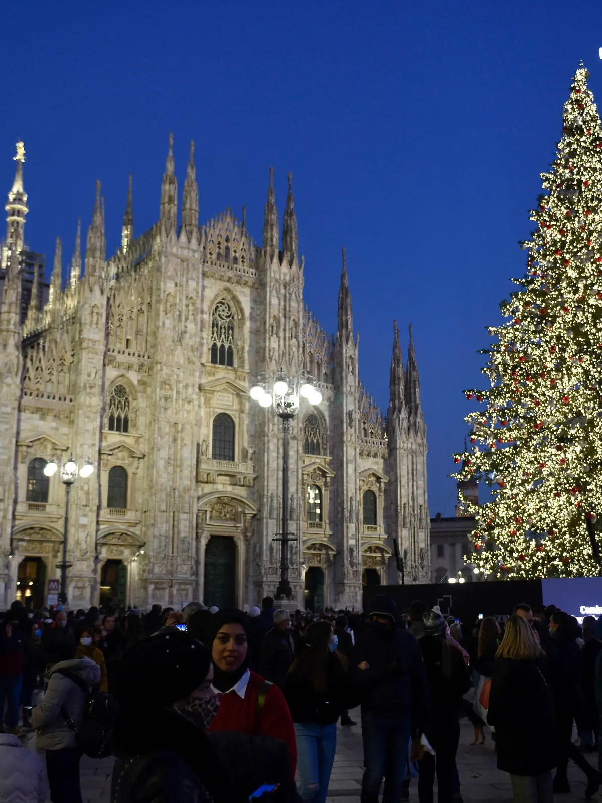 ARCHIV - 11.12.2021, Italien, Mailand: Blick auf den Domplatz mit dem Weihnachtsbaum und im Hintergrund der Mailänder Dom. Im Fall der sexuellen Übergriffe in der Silvesternacht in der norditalienischen Metropole Mailand ermittelt die Polizei gegen 18 Verdächtige. Es handle sich um italienische Staatsbürger, sagte ein Polizeisprecher der Deutschen Presse-Agentur am 12.01.2022 auf Nachfrage. Die Männer stehen im Verdacht, Frauen am Platz vor dem berühmten Mailänder Dom in der Nacht zum 1. Januar sexuell belästigt und genötigt zu haben. (zu dpa "Silvesternacht in Mailand: 18 Personen wegen Übergriffen verdächtig") Foto: Ervin Shulku/ZUMA Press Wire/dpa +++ dpa-Bildfunk +++