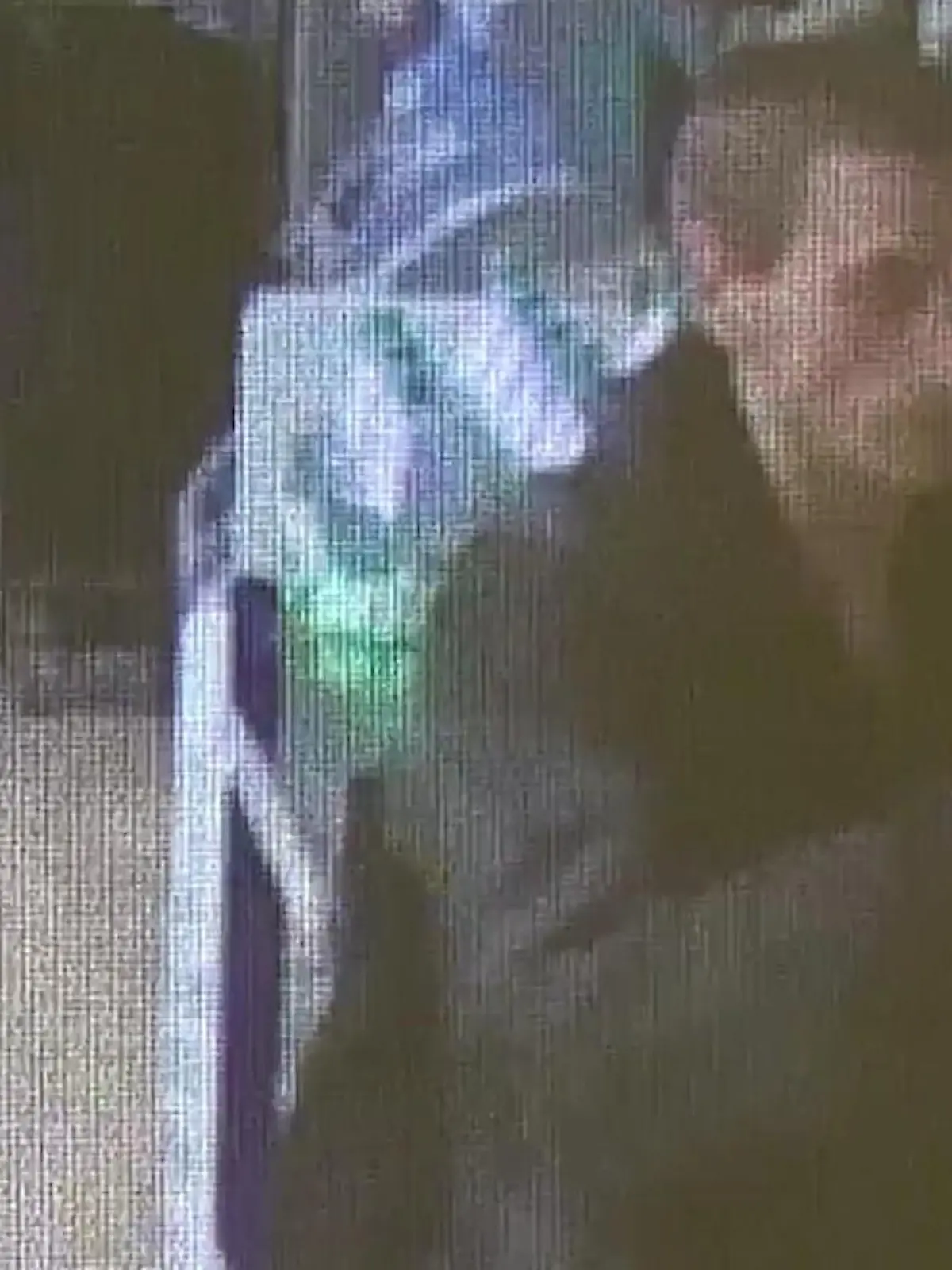 Für diesen Diebeszug musste ein 30-Jähriger aus dem britischen Sussex teuer bezahlen. Insgesamt für 22 Wochen muss er hinter Gittern - für einen besonders süßen Diebstahl. Er wurde dabei gefilmt, wie er insgesamt 144 Schokoriegel klauen wollte.