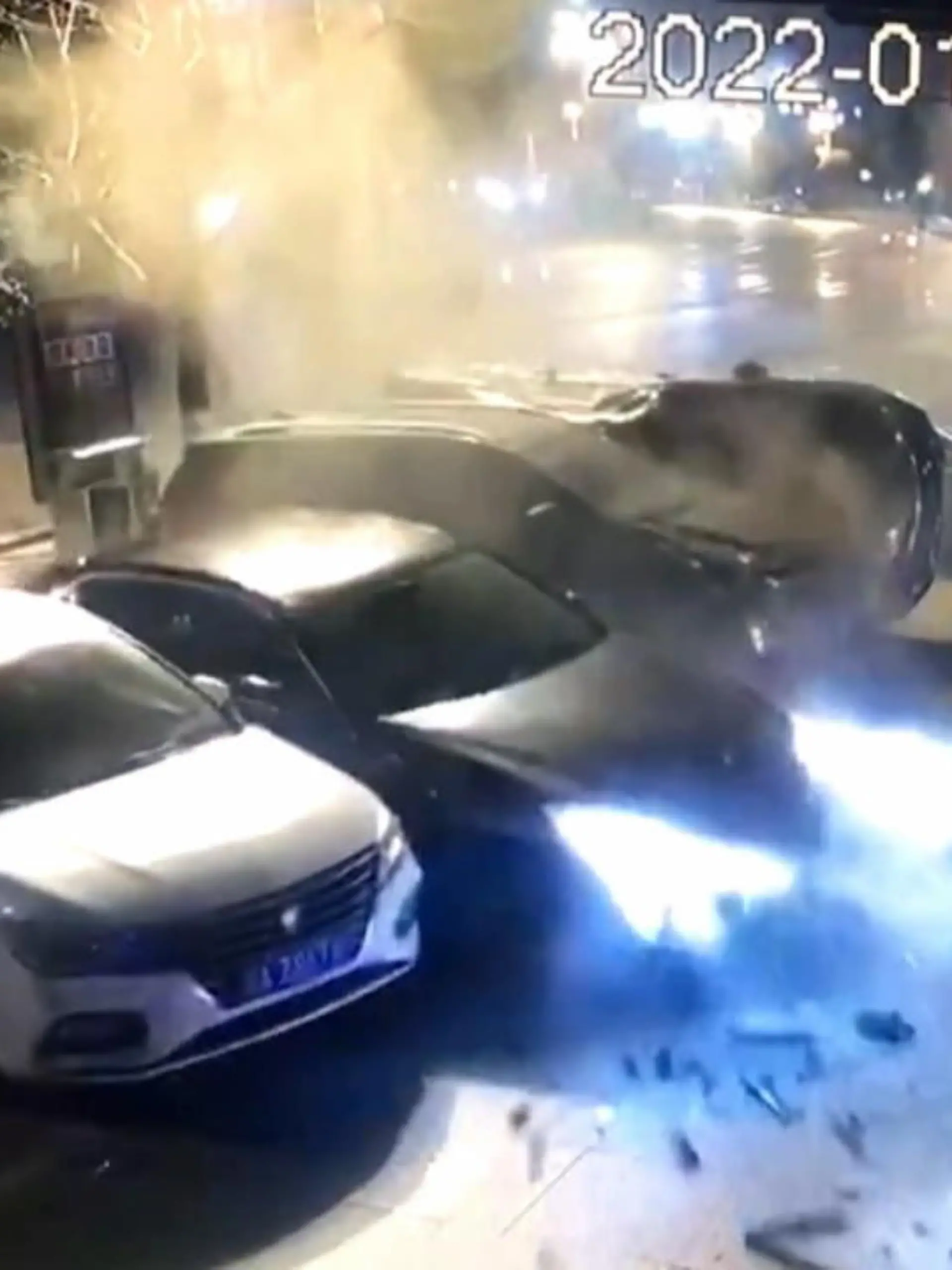 Einparken-Extrem in China! Ein Fahrer verliert in der Kurve die Kontrolle über sein Fahrzeug, hebt mit seinem Auto über den Bordstein ab und fliegt über drei parkende Autos... perfekt in die Parklücke. Schwer verletzt wird niemand, dafür entsteht ein beträchtlicher Sachschaden.