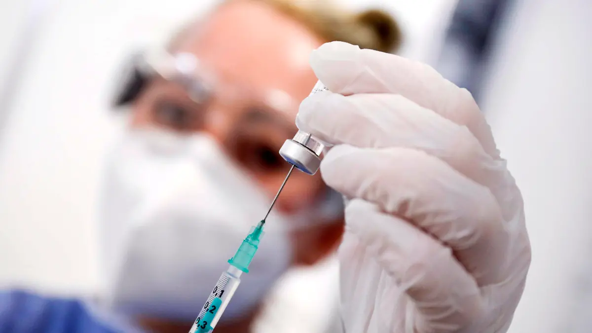 Impfzentrum Schoenefeld Schoenefeld, DEU, 15.02.2021 - Spritze wird mit dem Covid19 Biontech Pfizer Impfstoff befuellt, im Impfzentrums am Terminal 5 des BER Flughafens. Schoenefeld Brandenburg Deutschland *** Vaccination center Schoenefeld Schoenefeld, DEU, 15 02 2021 Syringe is filled with Covid19 Biontech Pfizer vaccine, in the vaccination center at terminal 5 of BER airport Schoenefeld Brandenburg Germany