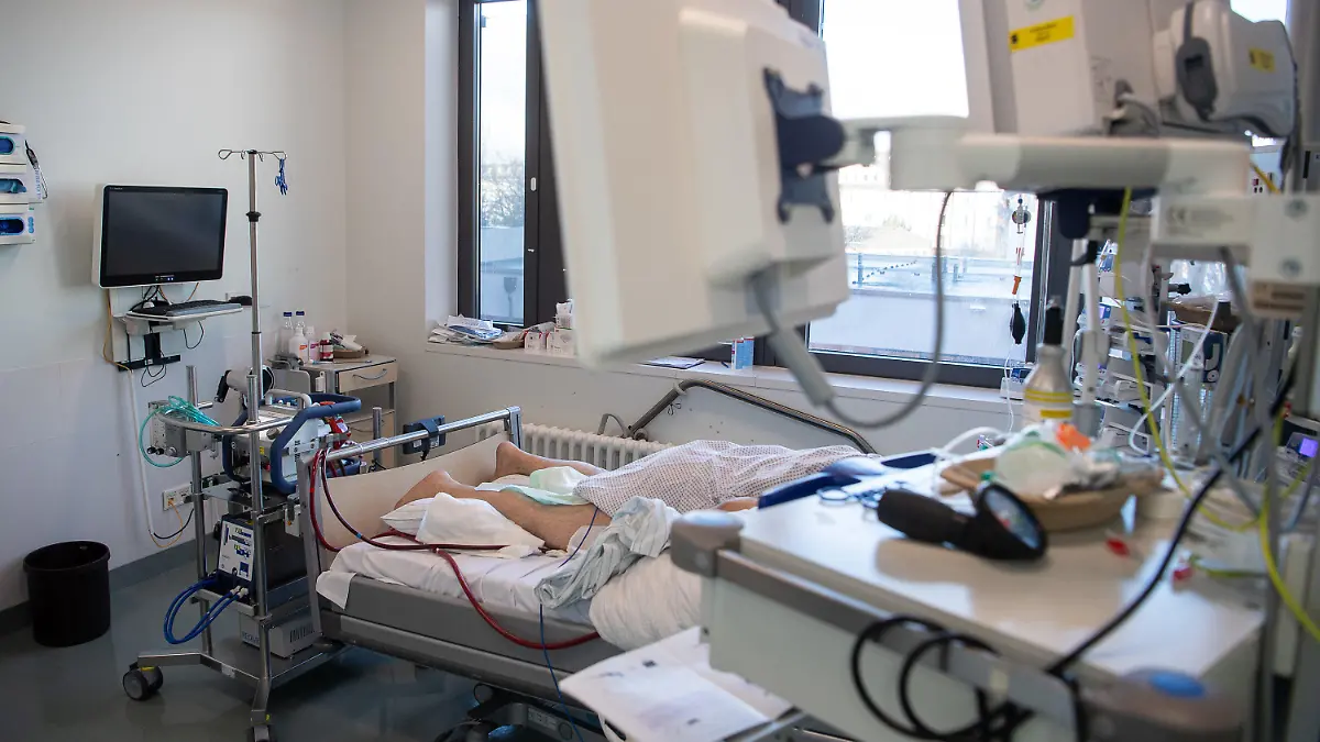 05.01.2022, Hessen, Offenbach am Main: Die Schläuche einer ECMO-Maschine auf der Intensivstation für Corona-Patienten am Sana Klinikum Offenbach führen zu einem Patienten. Bei dem Verfahren übernimmt eine Maschine die Funktion der Lunge und tauscht Sauerstoff sowie Kohlenstoffdioxid im Blut des Patienten aus. Auf der Corona-Intensivstation sind momentan alle Betten bis auf zwei belegt. Die Coronainfektionszahlen im Rhein-Main-Gebiet steigen jedoch wieder an. Foto: Sebastian Gollnow/dpa +++ dpa-Bildfunk +++