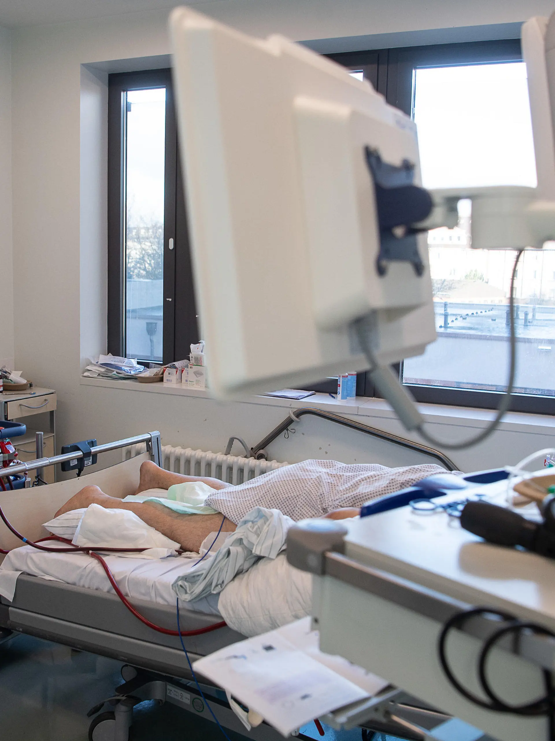 05.01.2022, Hessen, Offenbach am Main: Die Schläuche einer ECMO-Maschine auf der Intensivstation für Corona-Patienten am Sana Klinikum Offenbach führen zu einem Patienten. Bei dem Verfahren übernimmt eine Maschine die Funktion der Lunge und tauscht Sauerstoff sowie Kohlenstoffdioxid im Blut des Patienten aus. Auf der Corona-Intensivstation sind momentan alle Betten bis auf zwei belegt. Die Coronainfektionszahlen im Rhein-Main-Gebiet steigen jedoch wieder an. Foto: Sebastian Gollnow/dpa +++ dpa-Bildfunk +++