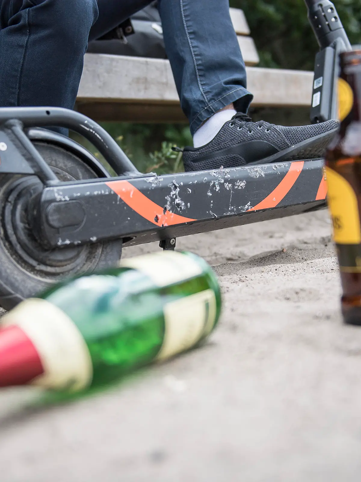 ILLUSTRATION - Ein Mann sitzt am 10.07.2019 alkoholisiert vor einem gemieteten E-Tretroller in Berlin (gestellte Szene). Foto: Robert Guenther || Modellfreigabe vorhanden