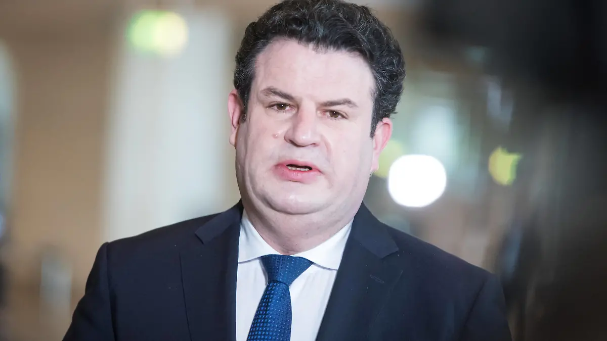  Berlin, Spahn und Heil geben Pressekonferenz zu Gratis FFP2-Masken Bundesarbeitsminister Hubertus Heil spd während der Pressekonferenz im deutschen Bundestags am 28.01.2021. Hintergrund ist das Empfängerinnen und Empfänger der Grundsicherung kostenlos FFP2-Masken zum Schutz gegen das Coronavirus bekommen sollen. Berlin Bundestag Berlin Deutschland *** Berlin, Spahn and Heil give press conference to free FFP2 masks Federal Minister of Labor Hubertus Heil spd during the press conference in the German Bundestag on 28 01 2021 Background is the recipients of the basic security free FFP2 masks to protect against the coronavirus should get Berlin Bundestag Berlin Germany