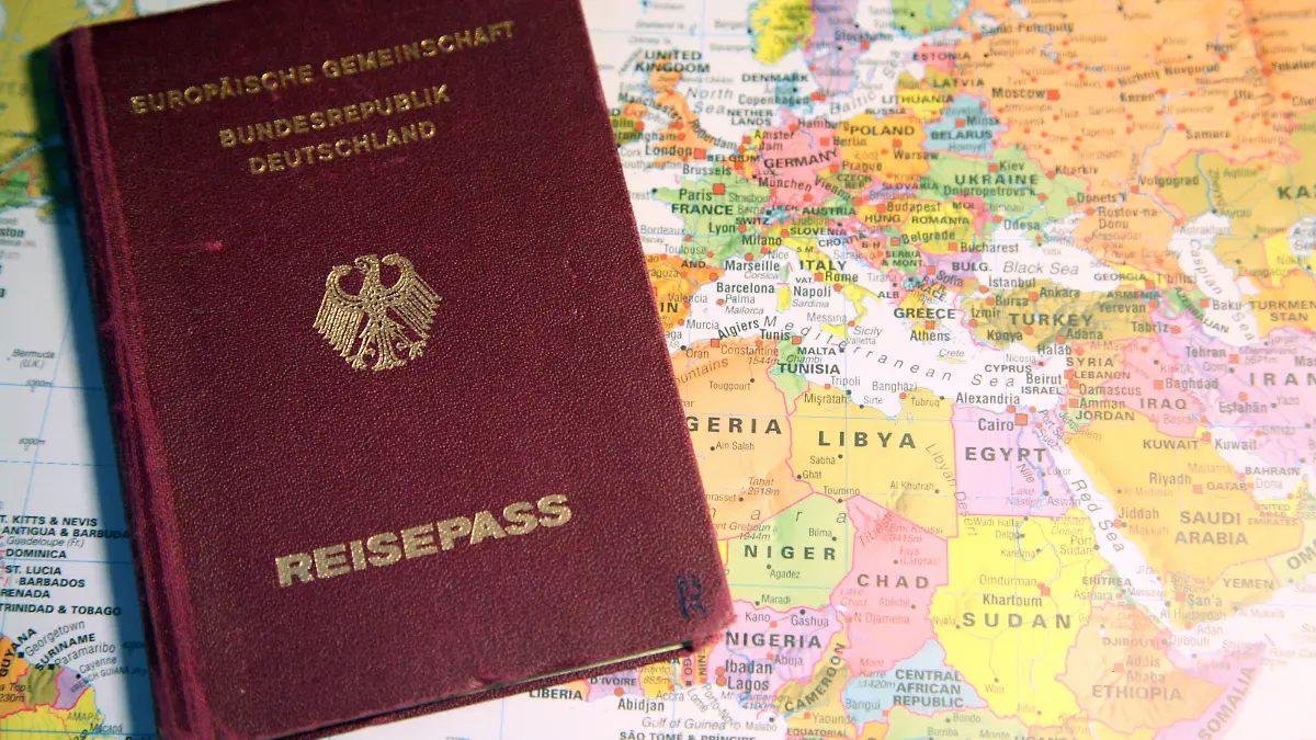 Ein deutscher Reisepass der Europäischen Gemeinschaft liegt auf einer Weltkarte. Aufnahme vom 06.06.2007. Foto: Robert B. Fishman +++(c) dpa - Report+++