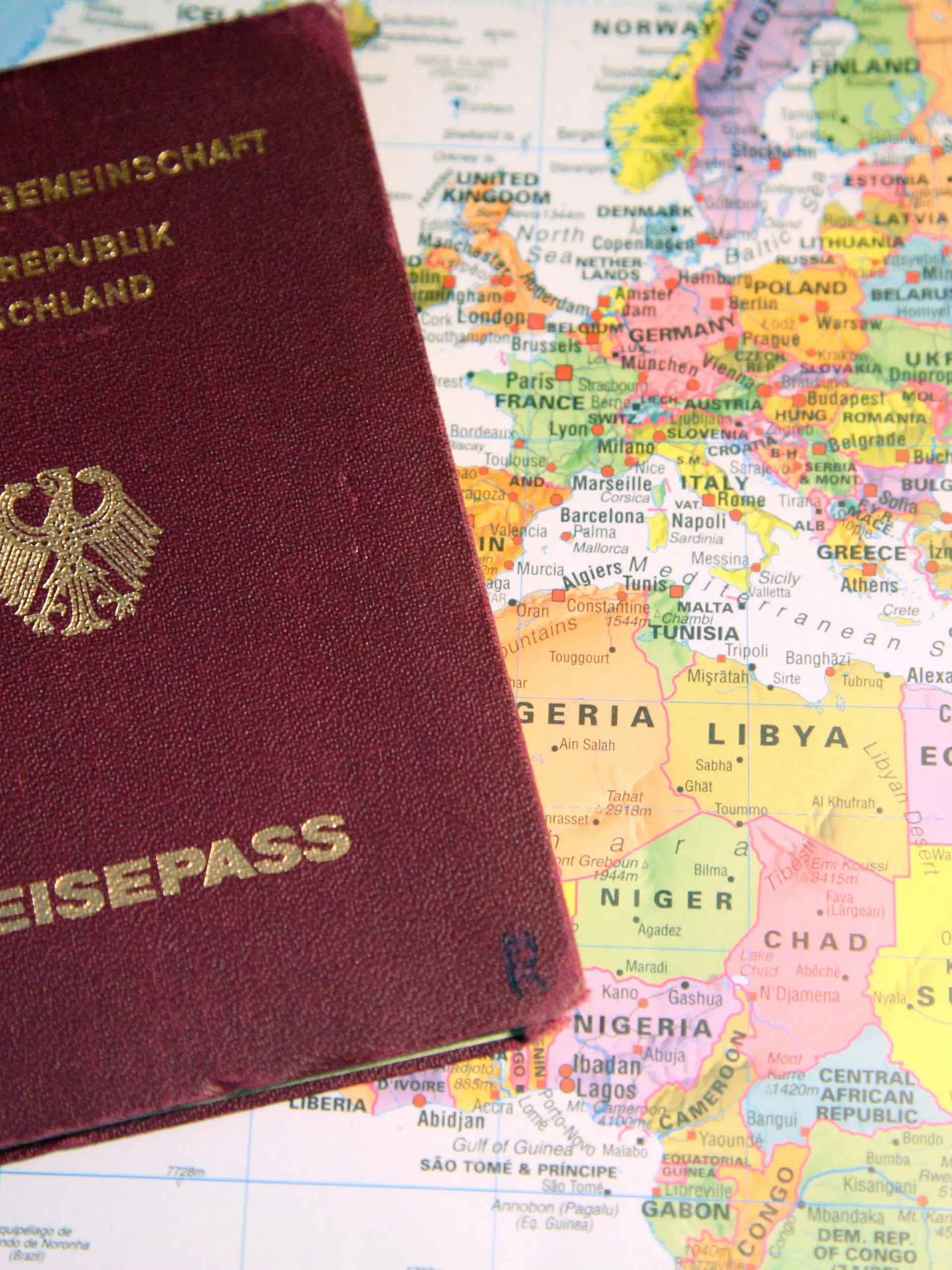 Ein deutscher Reisepass der Europäischen Gemeinschaft liegt auf einer Weltkarte. Aufnahme vom 06.06.2007. Foto: Robert B. Fishman +++(c) dpa - Report+++
