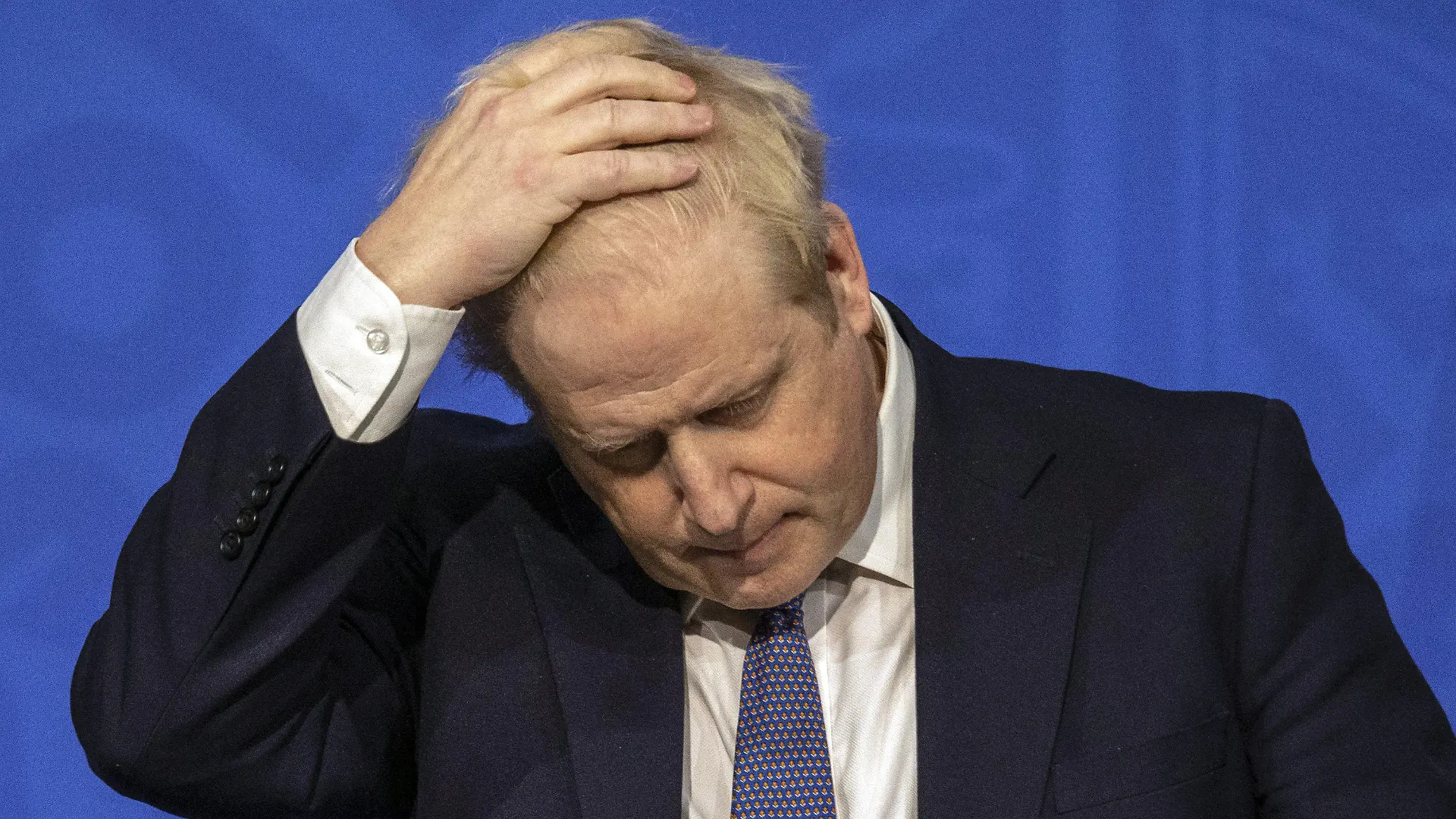04.01.2022, Großbritannien, London: Boris Johnson, Premierminister von Großbritannien, fasst sich mit der Hand an den Kopf, als er während einer Pressekonferenz über Corona-Maßnahmen spricht. (zu dpa "«Party over» für Boris Johnson? Schlagzeilen belasten Premier") Foto: Jack Hill/The Times/PA Wire/dpa +++ dpa-Bildfunk +++