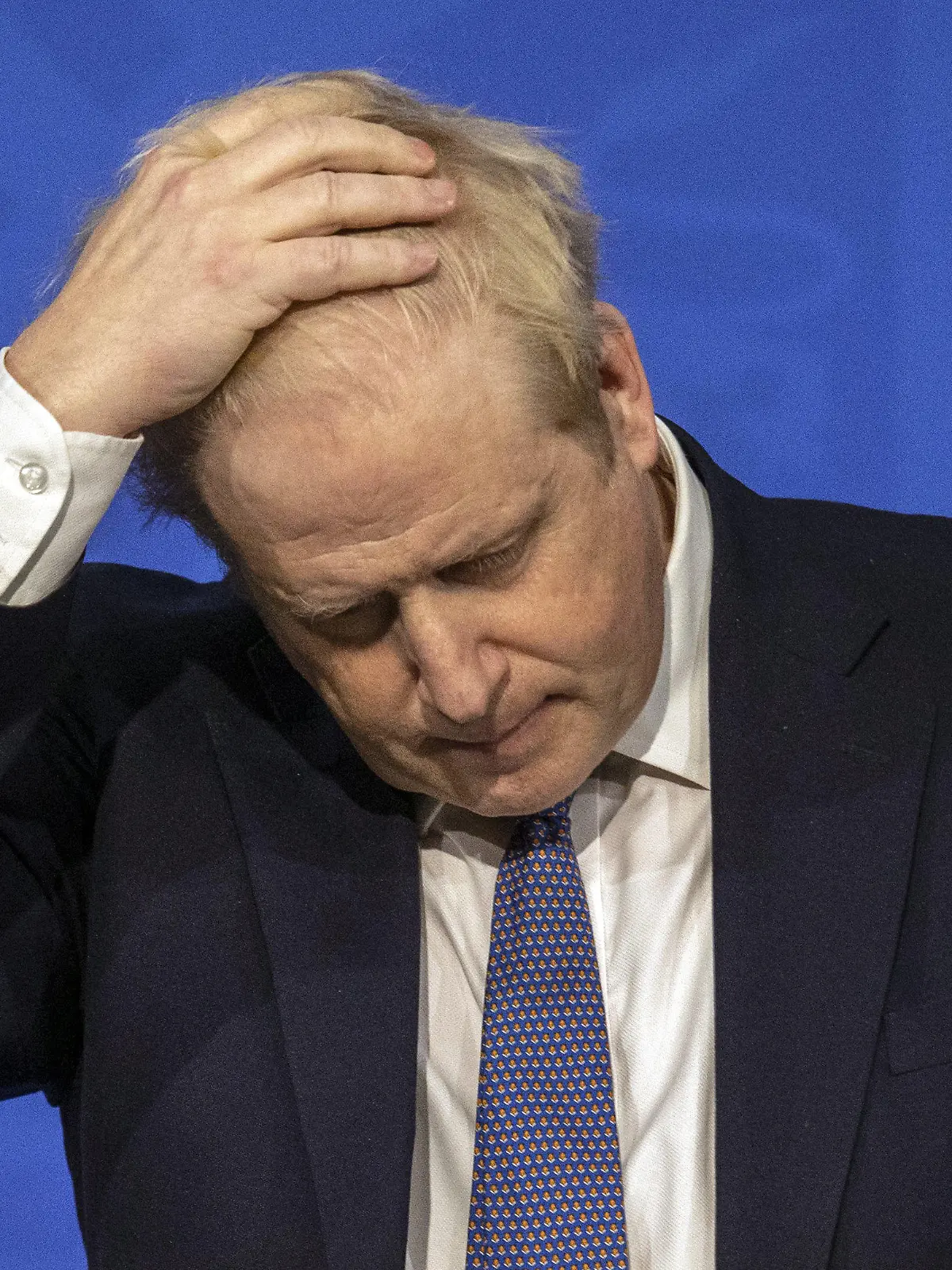 04.01.2022, Großbritannien, London: Boris Johnson, Premierminister von Großbritannien, fasst sich mit der Hand an den Kopf, als er während einer Pressekonferenz über Corona-Maßnahmen spricht. (zu dpa "«Party over» für Boris Johnson? Schlagzeilen belasten Premier") Foto: Jack Hill/The Times/PA Wire/dpa +++ dpa-Bildfunk +++