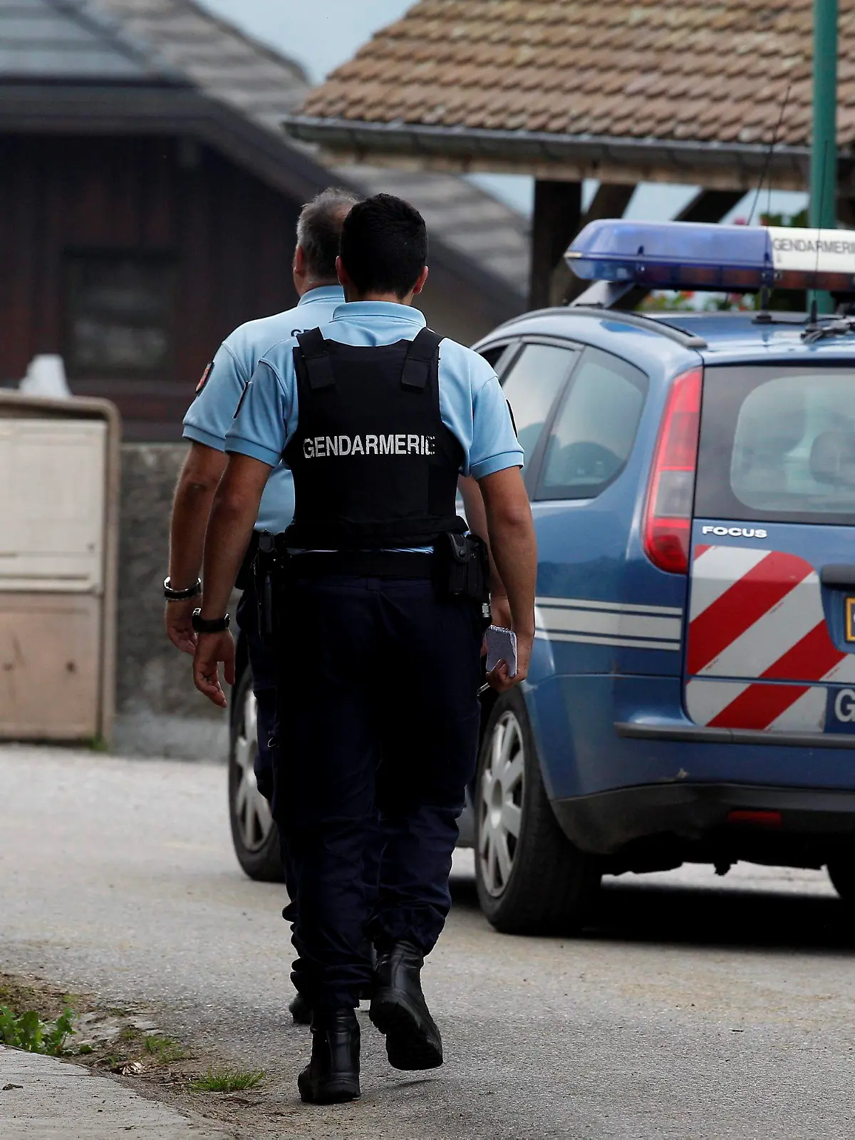epa03385057 French Police officers on the road leading to the scene where four people died in a shooting at a parking in Chevaline near the Annecy Lake, France, 05 September 2012. The bodies of four people who had been shot dead were found in the French Alps, prosecutors said late 05 September, while a young girl survived the attack and was in a critical condition. The bodies of a man and two women were found by a cyclist in a British-registered car in a secluded car park near Lake Annecy. The girl and the body of a male cyclist were found nearby. All had gun shot wounds. EPA/NORBERT FALCO/LE DAUPHINE FRANCE OUT  +++(c) dpa - Bildfunk+++