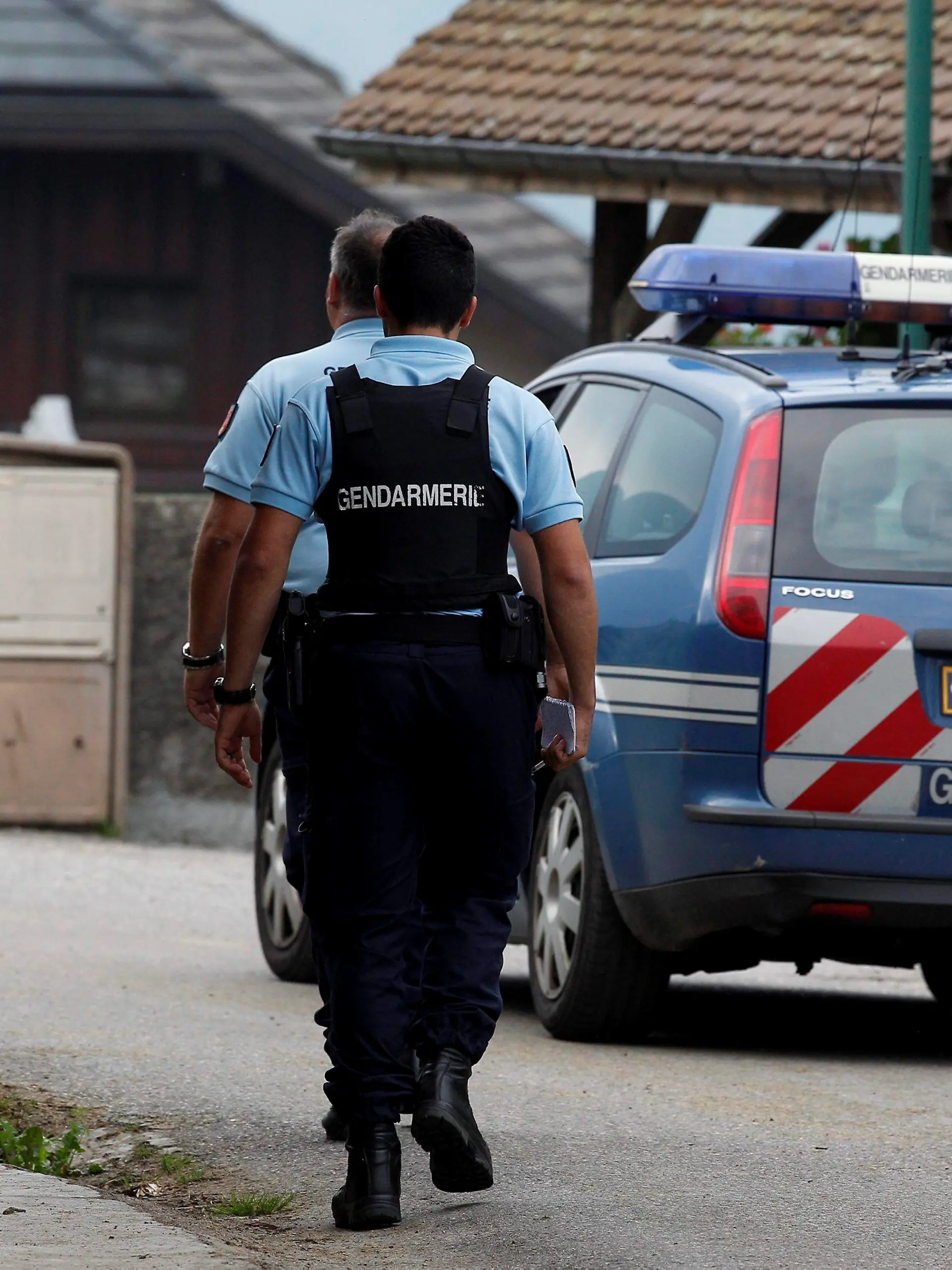 epa03385057 French Police officers on the road leading to the scene where four people died in a shooting at a parking in Chevaline near the Annecy Lake, France, 05 September 2012. The bodies of four people who had been shot dead were found in the French Alps, prosecutors said late 05 September, while a young girl survived the attack and was in a critical condition. The bodies of a man and two women were found by a cyclist in a British-registered car in a secluded car park near Lake Annecy. The girl and the body of a male cyclist were found nearby. All had gun shot wounds. EPA/NORBERT FALCO/LE DAUPHINE FRANCE OUT  +++(c) dpa - Bildfunk+++