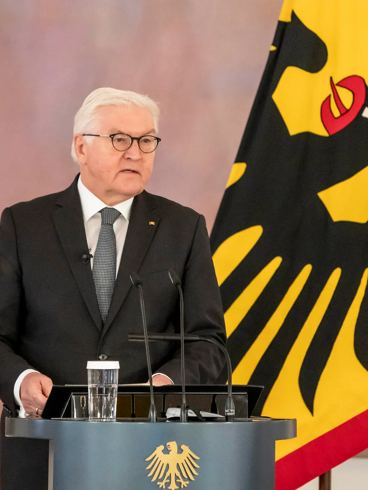  Bundespräsident Frank-Walter Steinmeier Diskussionsrunde mit Bürgern und Bürgerinnen zu Pro und Contra einer Impfpflicht in Schloss Bellevue in Berlin Bundespräsident Frank-Walter Steinmeier Diskussionsrunde mit Bürgern und Bürgerinnen zu Pro und Contra einer Impfpflicht in Schloss Bellevue in Berlin , *** Federal President Frank Walter Steinmeier roundtable discussion with citizens on the pros and cons of compulsory vaccination at Bellevue Palace in Berlin Federal President Frank Walter Steinmeier roundtable discussion with citizens on the pros and cons of compulsory vaccination at Bellevue Palace in Berlin ,