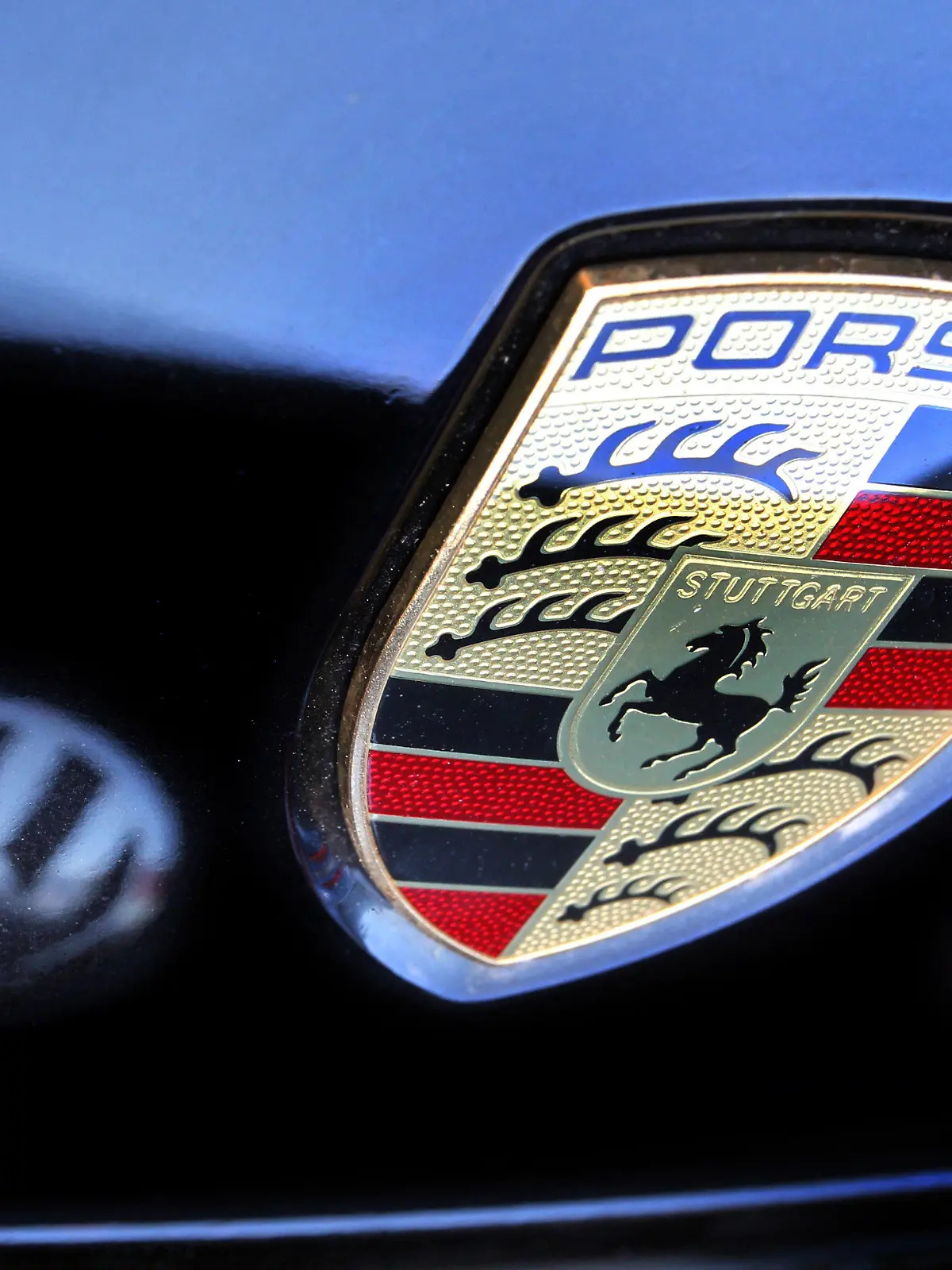 ARCHIV - 05.07.2012, Bayern, Kaufbeuren: Ein VW spiegelt sich im Lack eines Porsches. (Zu dpa "VW/Porsche-Prozess: Kläger scheitern mit Beschwerde in Karlsruhe") Foto: picture alliance / dpa +++ dpa-Bildfunk +++