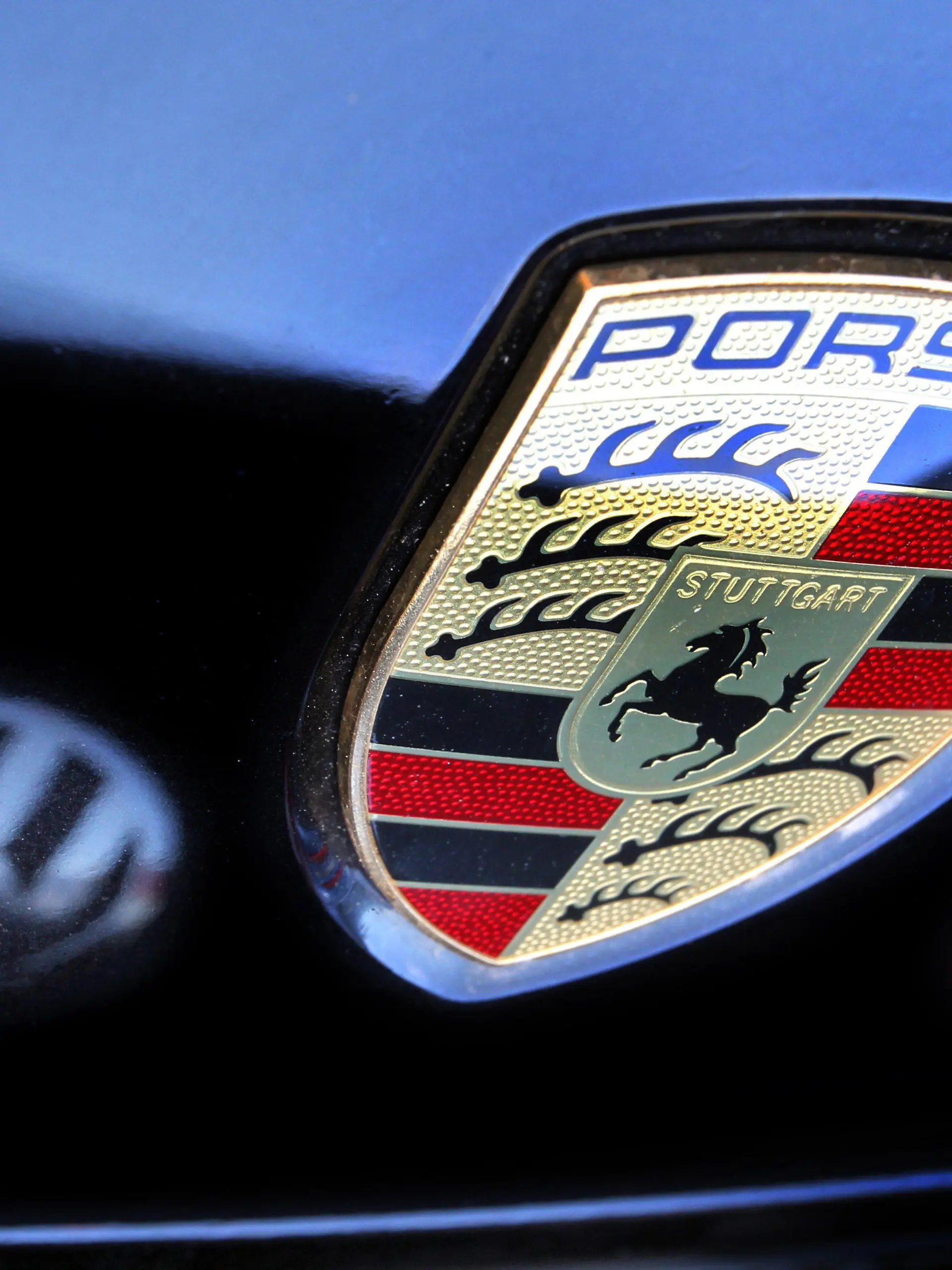 ARCHIV - 05.07.2012, Bayern, Kaufbeuren: Ein VW spiegelt sich im Lack eines Porsches. (Zu dpa "VW/Porsche-Prozess: Kläger scheitern mit Beschwerde in Karlsruhe") Foto: picture alliance / dpa +++ dpa-Bildfunk +++