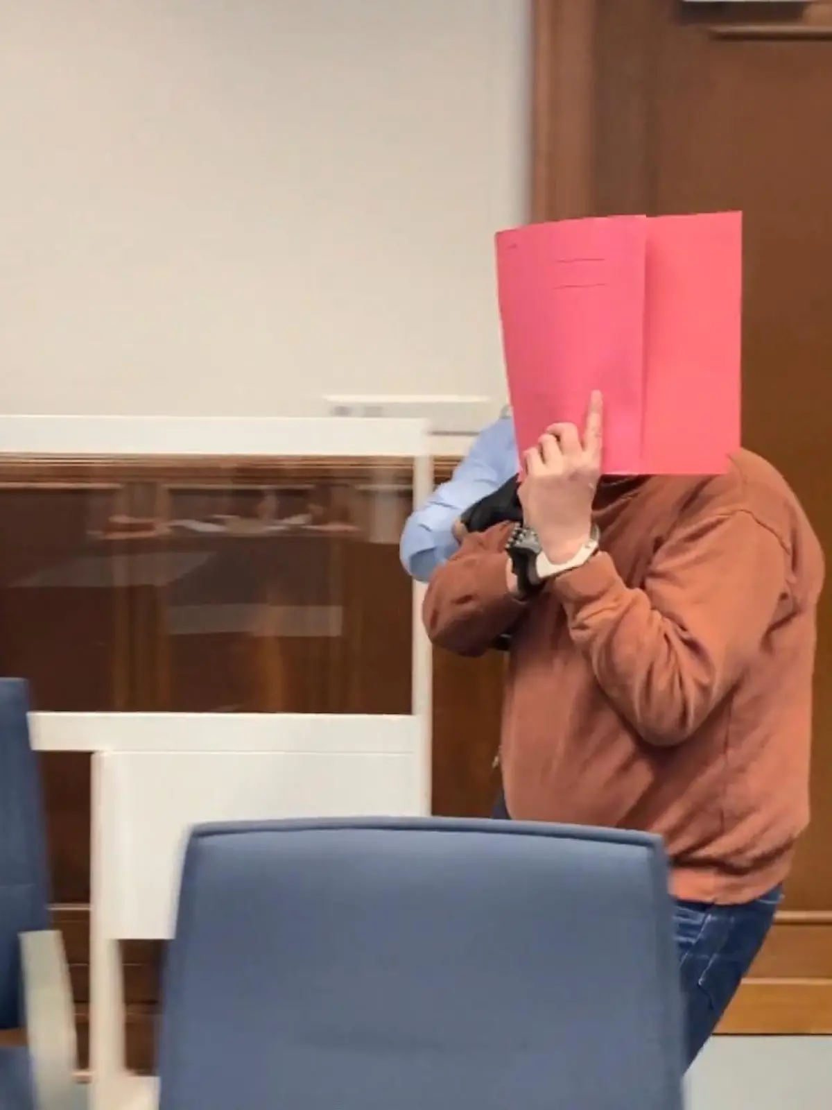 Bild zu: "Mann auf Motorhaube mitgenommen"