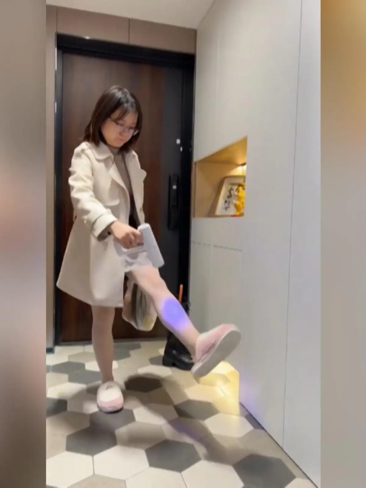 Bei dem Begriff „Smart-Home“ denken viele Leute an elektrische Türschlösser, intelligente Heizungen oder Jalousien, die auf Tageslicht reagieren. Doch diese Frau aus Korea zeigt, wie weit die Technik wirklich fortgeschritten ist.
